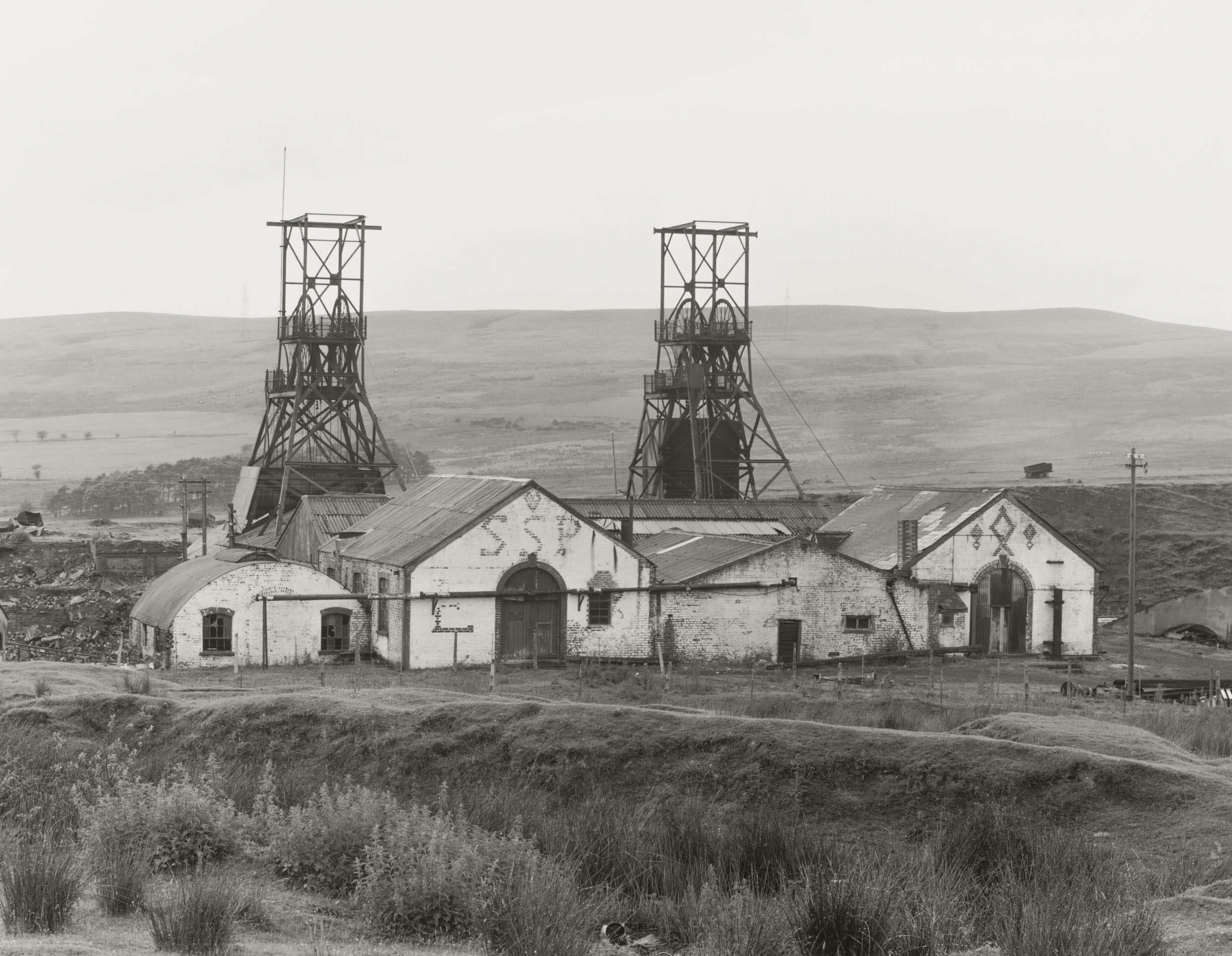 Bernd & Hilla Becher, Pozzo di Seven Sisters, Galles meridionale, Gran Bretagna, 1966, © Estate Bernd & Hilla Becher