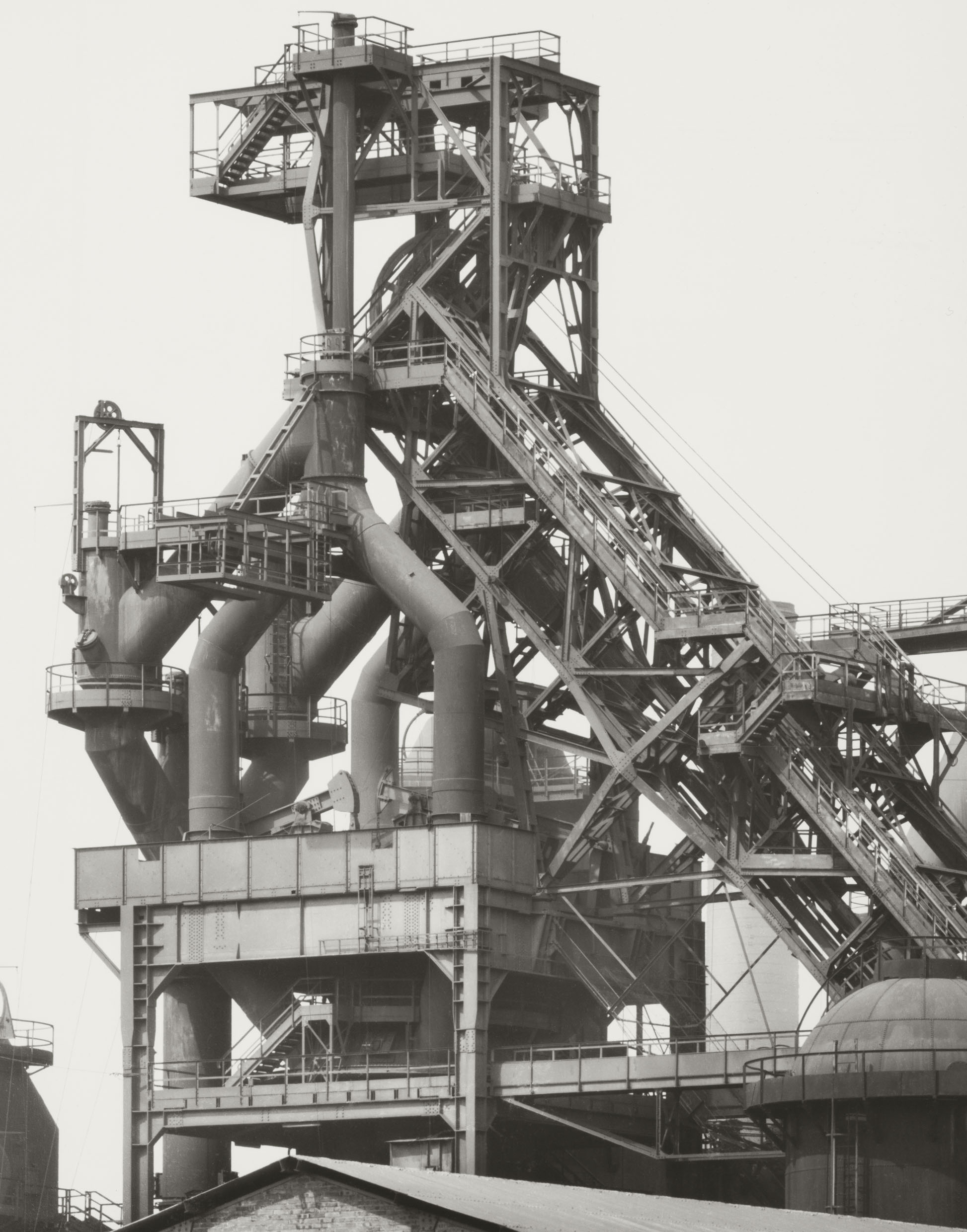 (Bernd & Hilla Becher, Altoforno , c. 1930, stabilimento siderurgico Esch, Lussemburgo, 1969