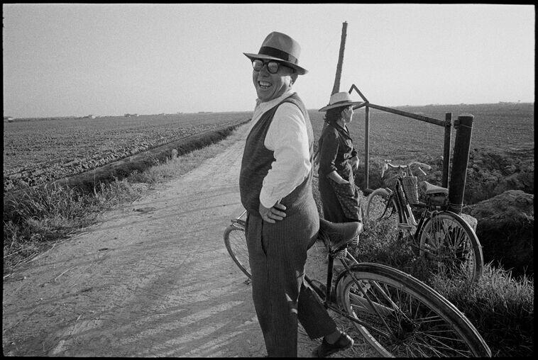 Emilia Romagna region, Italy, 1966. © Bruno Barbey, Magnum Photos)
