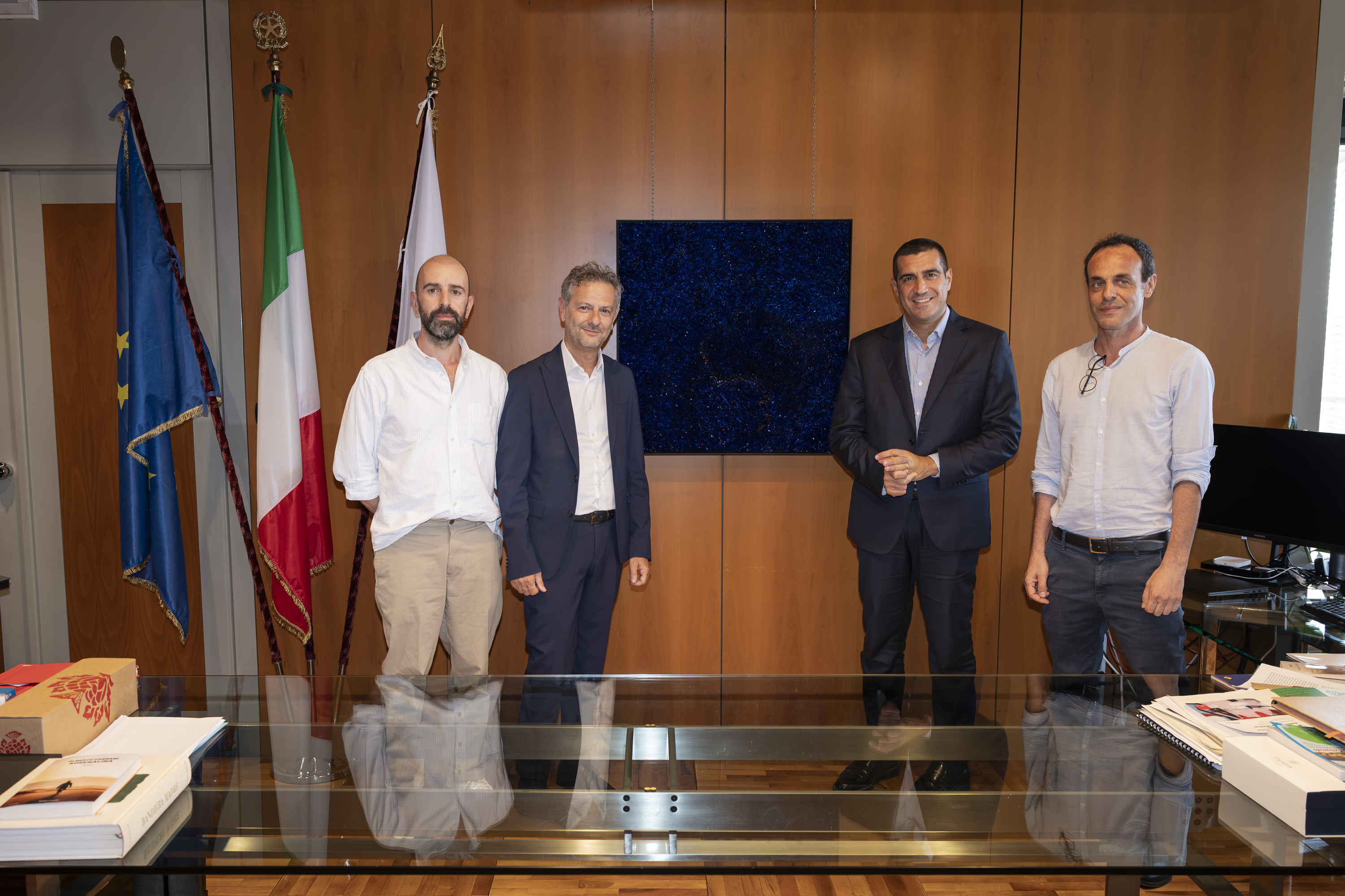 l'opera installata con gli artisti del collettivo e il presidente de Pascale