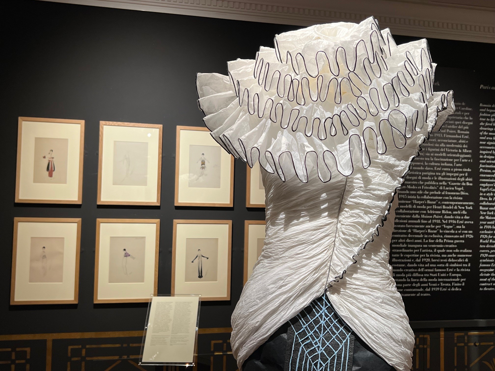 (Abito di carta realizzato da Valentina Crepax in occasione della mostra. Foto C. Tovoli)