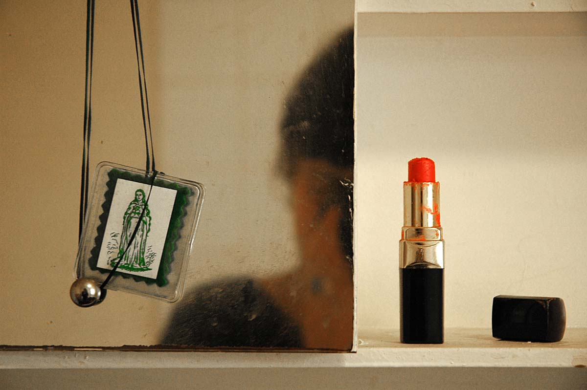 Kelly O’Brien, Self Portrait in Nanas Bathroom, Anno: 2010