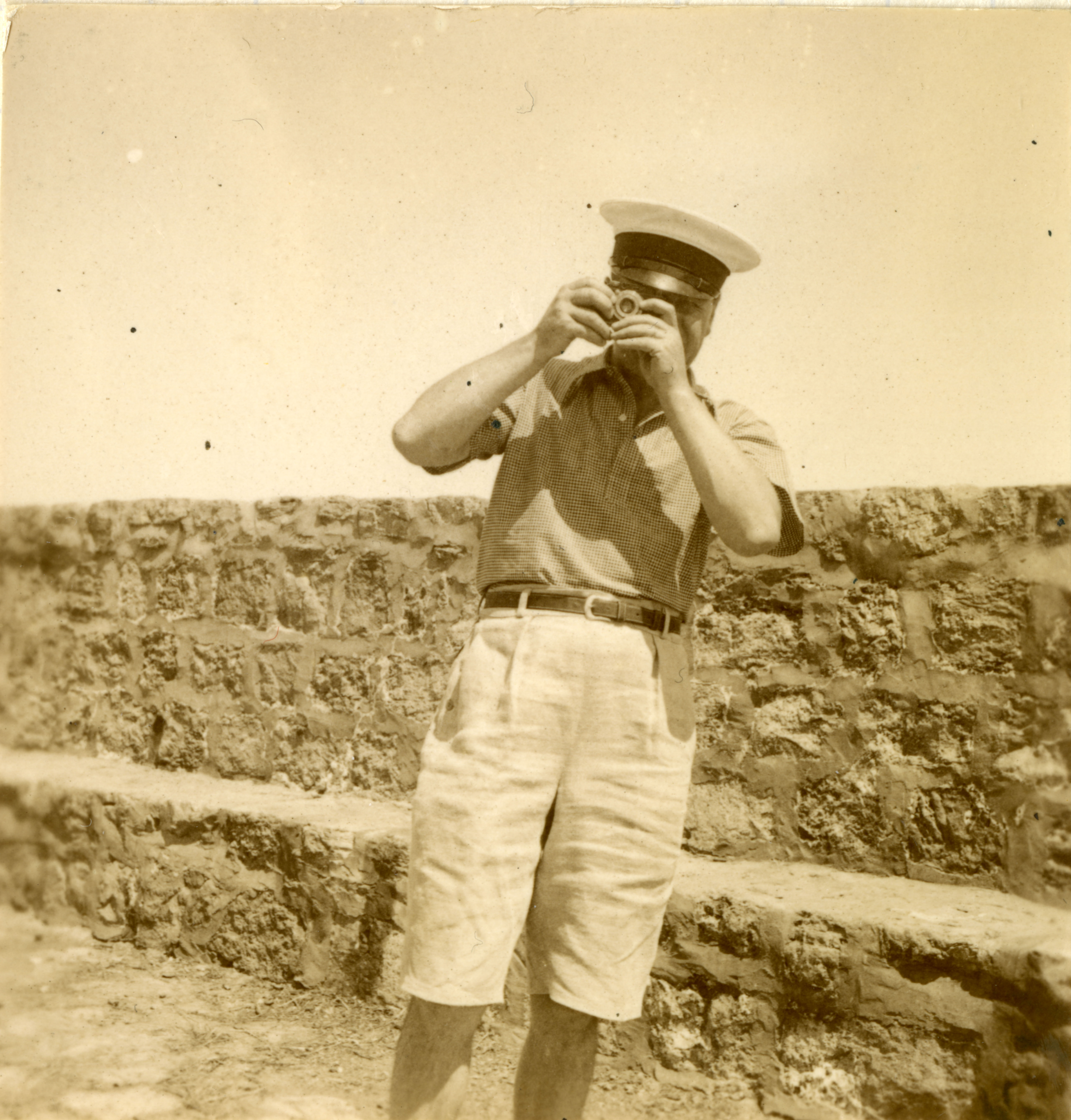 Simenon con la macchina fotografica durante la crociera sul Mediterraneo, 1934. Collection Fonds Georges Simenon – Université de Liège