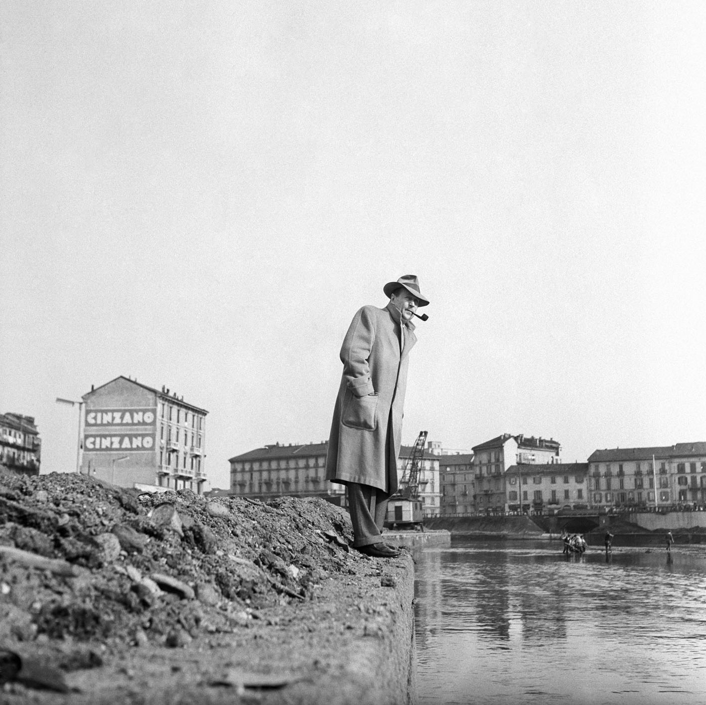 Georges Simenon osserva la Darsena. Milano, 1957 (© Mondadori Portfolio/Mario Carrieri