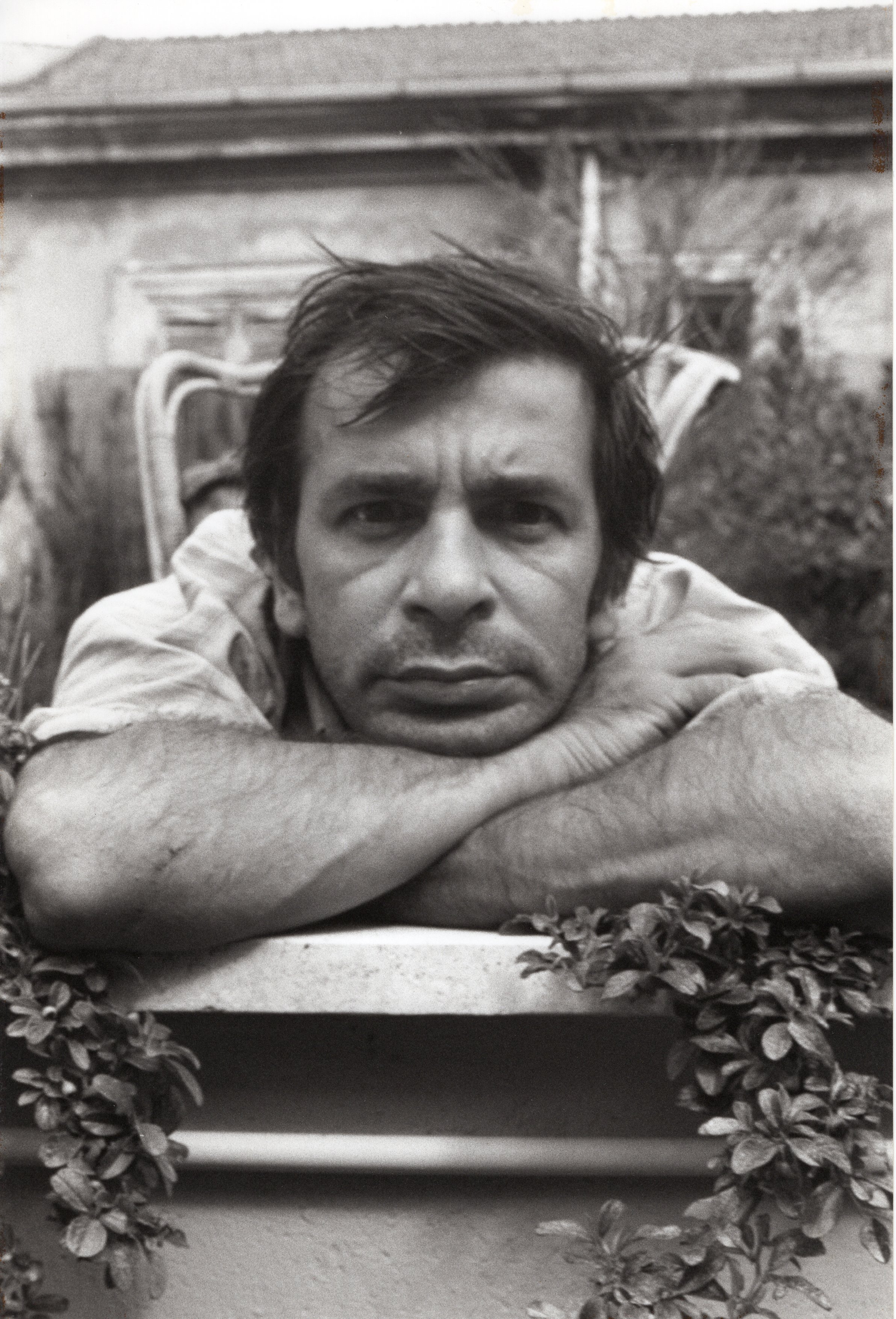 L'artista ritratto nello studio di Giosetta Fioroni, 1995. Foto di Giosetta Fioroni