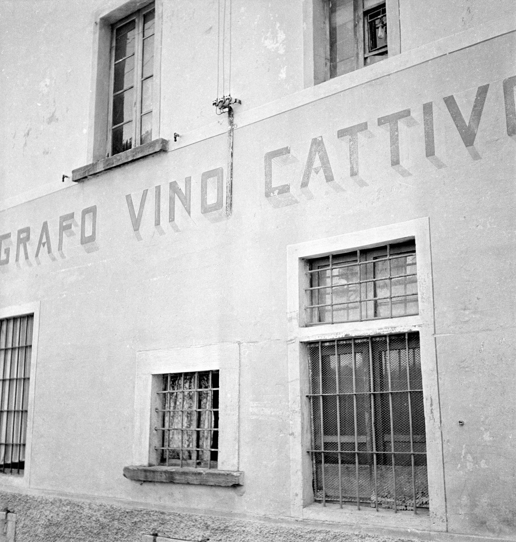 Giovannino Guareschi, Casa che parla - “Al fotografo vino cattivo”
(Strada Provinciale per Iseo, Brescia), 1941
© Archivio Giovannino Guareschi