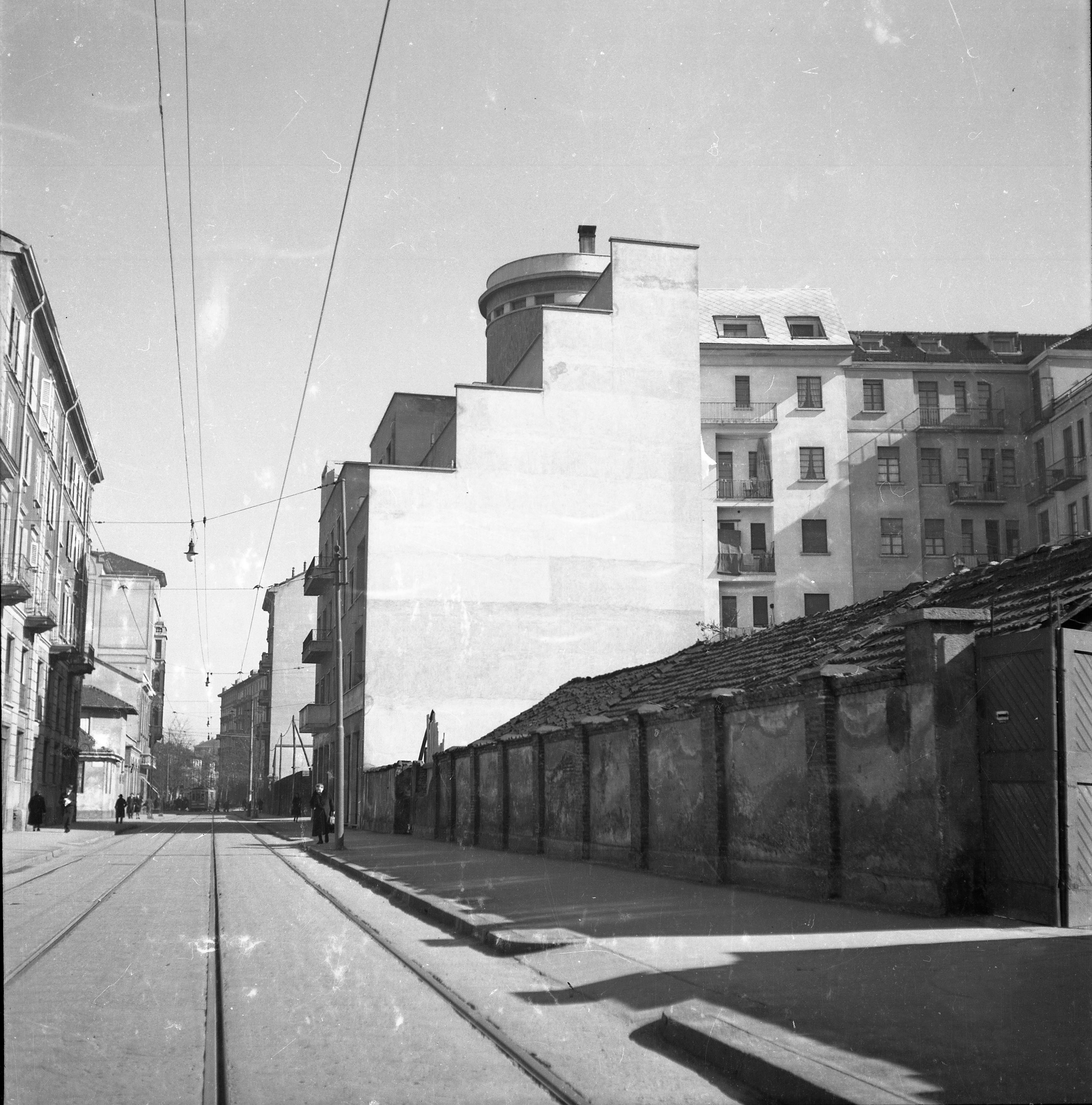 Giovannino Guareschi, Case e muri in periferia, Milano, 1942
© Archivio Giovannino Guareschi
