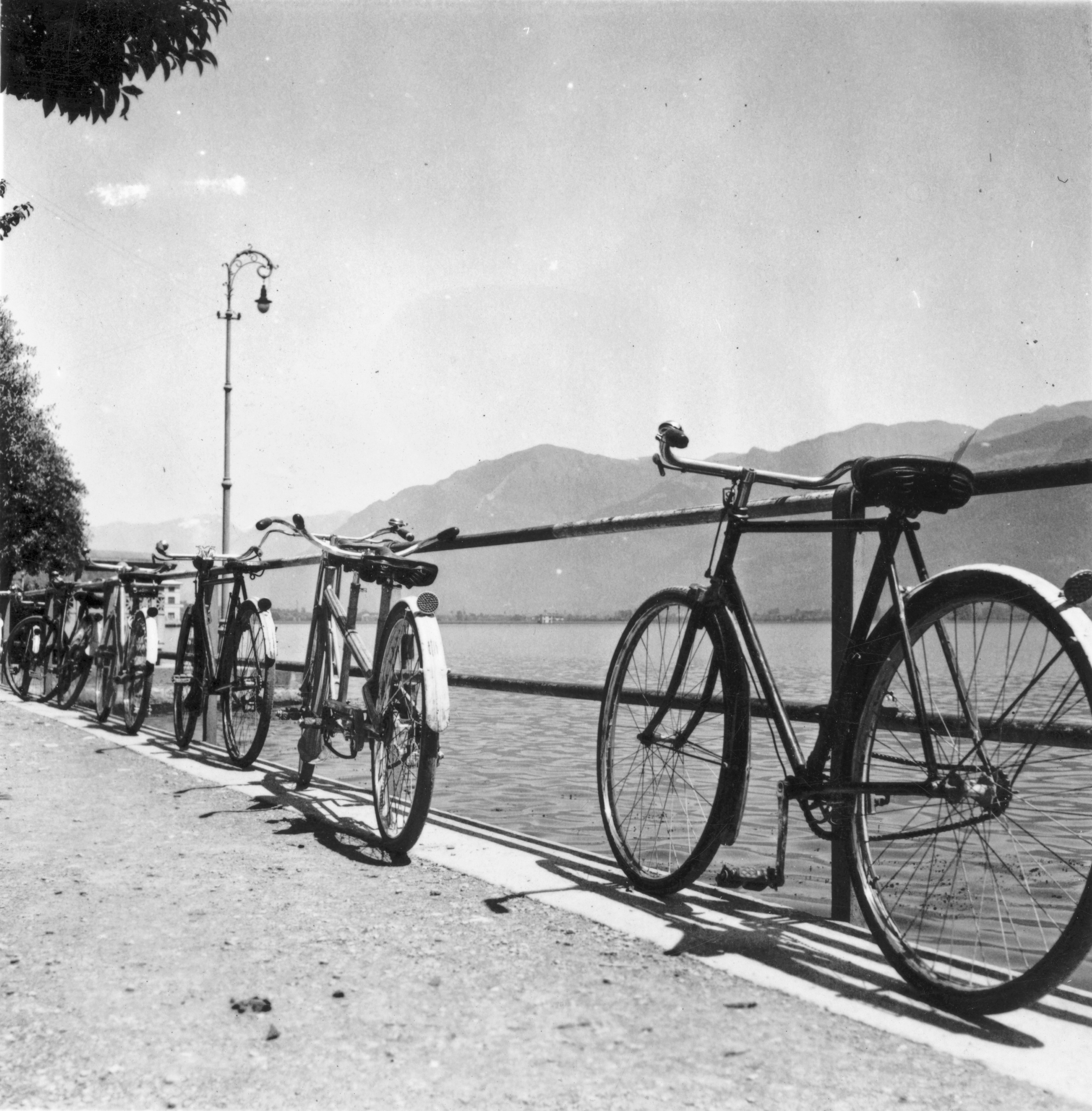 Giovannino Guareschi, Lungolago (Iseo), 1941
© Archivio Giovannino Guareschi