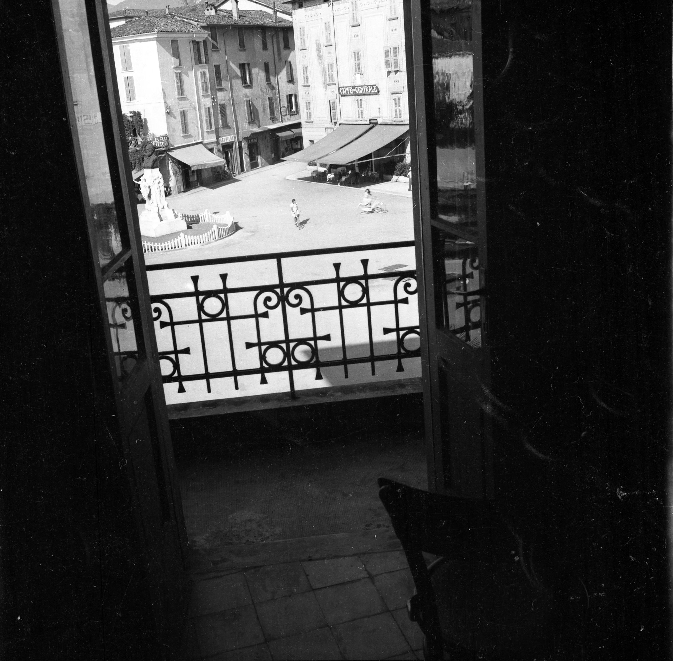 Giovannino Guareschi, Piazza Garibaldi dalla stanza d'albergo, Iseo (BS), 1941 
© Archivio Giovannino Guareschi