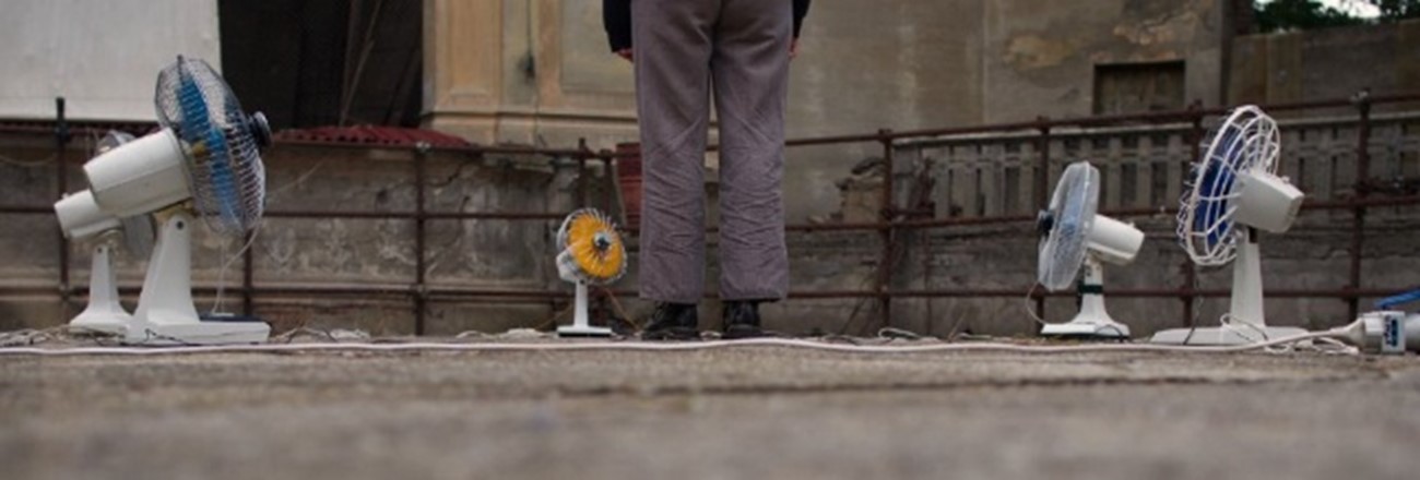Anna Tappari, Rodilla, installazione sonora per cinque ventilatori oscillanti, quattro altoparlanti, paillettes, campanellini, dimensioni variabili, 5'18'’, 2024