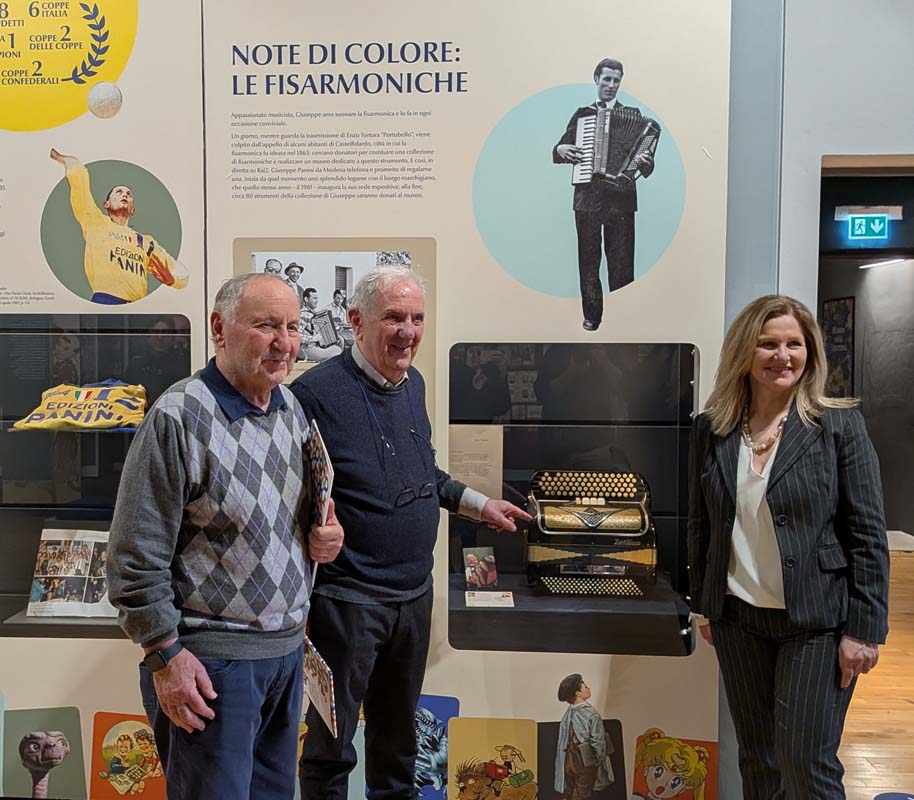 In mostra una delle fisarmoniche di Panini, la stessa suonata da Panini nella foto, proveniente dal Museo Internazionale della Fisarmonica di Castelfidardo. Nella foto Aldo Belmonti, pro loco, Beniamino Buggiolacchi, fondatore del Museo marchigiano e Romina Calvani, vice sindaca di Castelfidardo