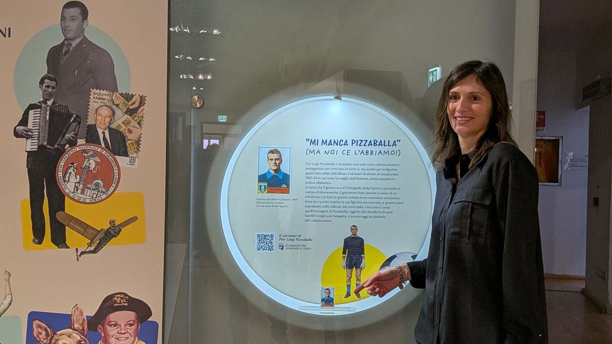 La curatrice della mostra, Francesca Fontana, accanto all'allestimento dell'introvabile figurina