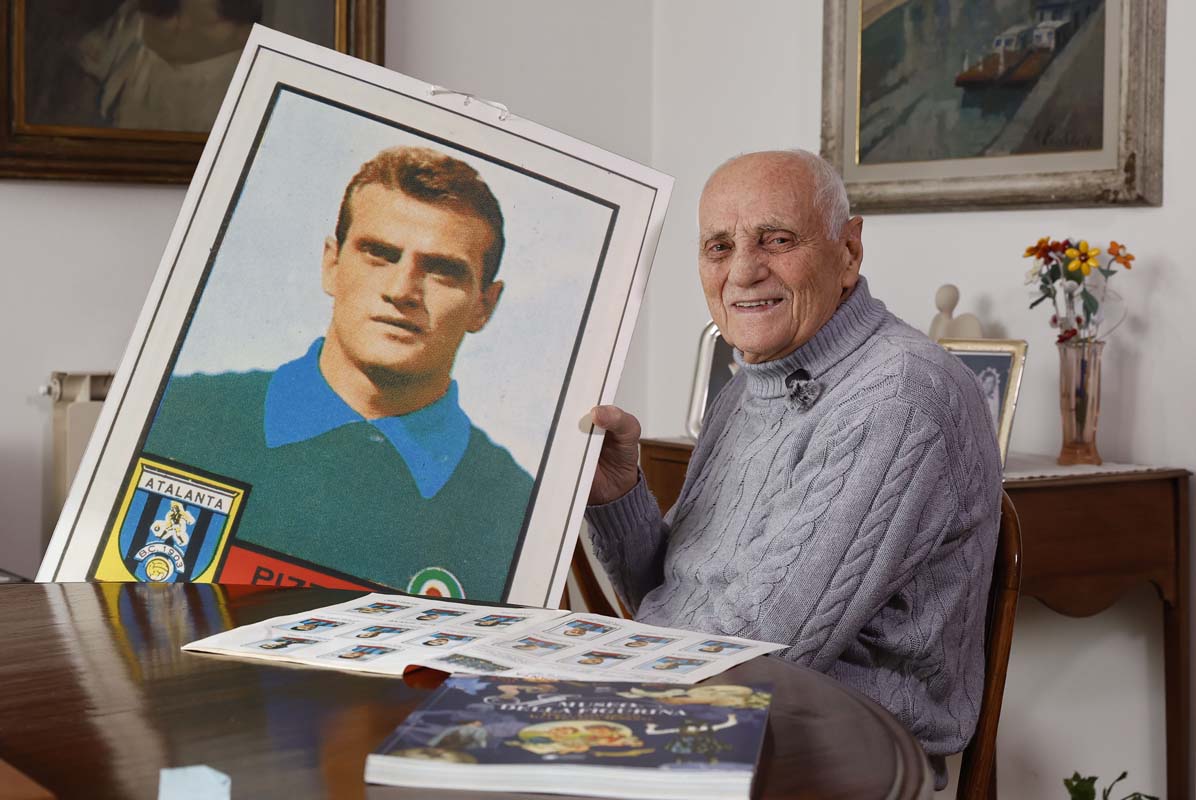 Pierluigi Pizzaballa con la sua maxi-figurina