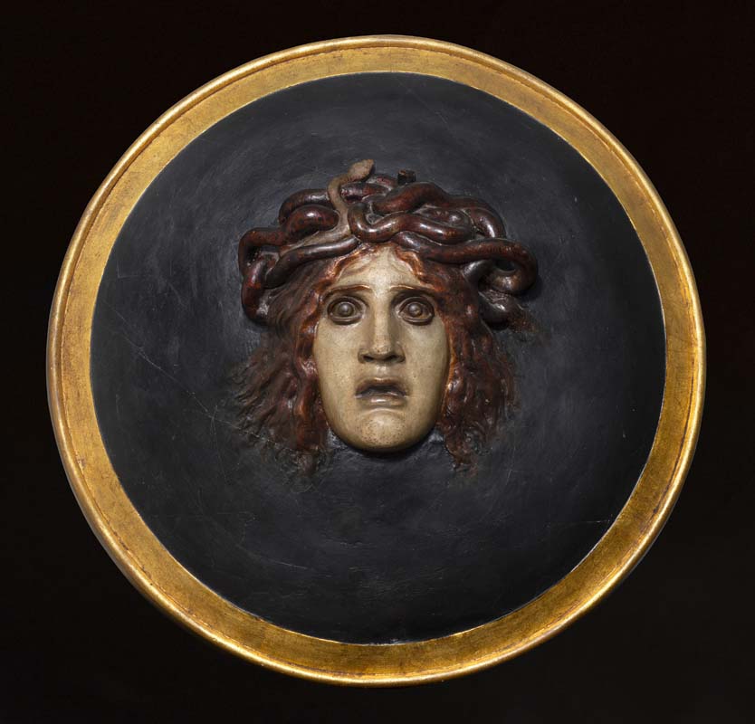 (Arnold Böcklin, Scudo con Testa di Medusa, fine secolo XIX, gesso dipinto. Collezione privata)