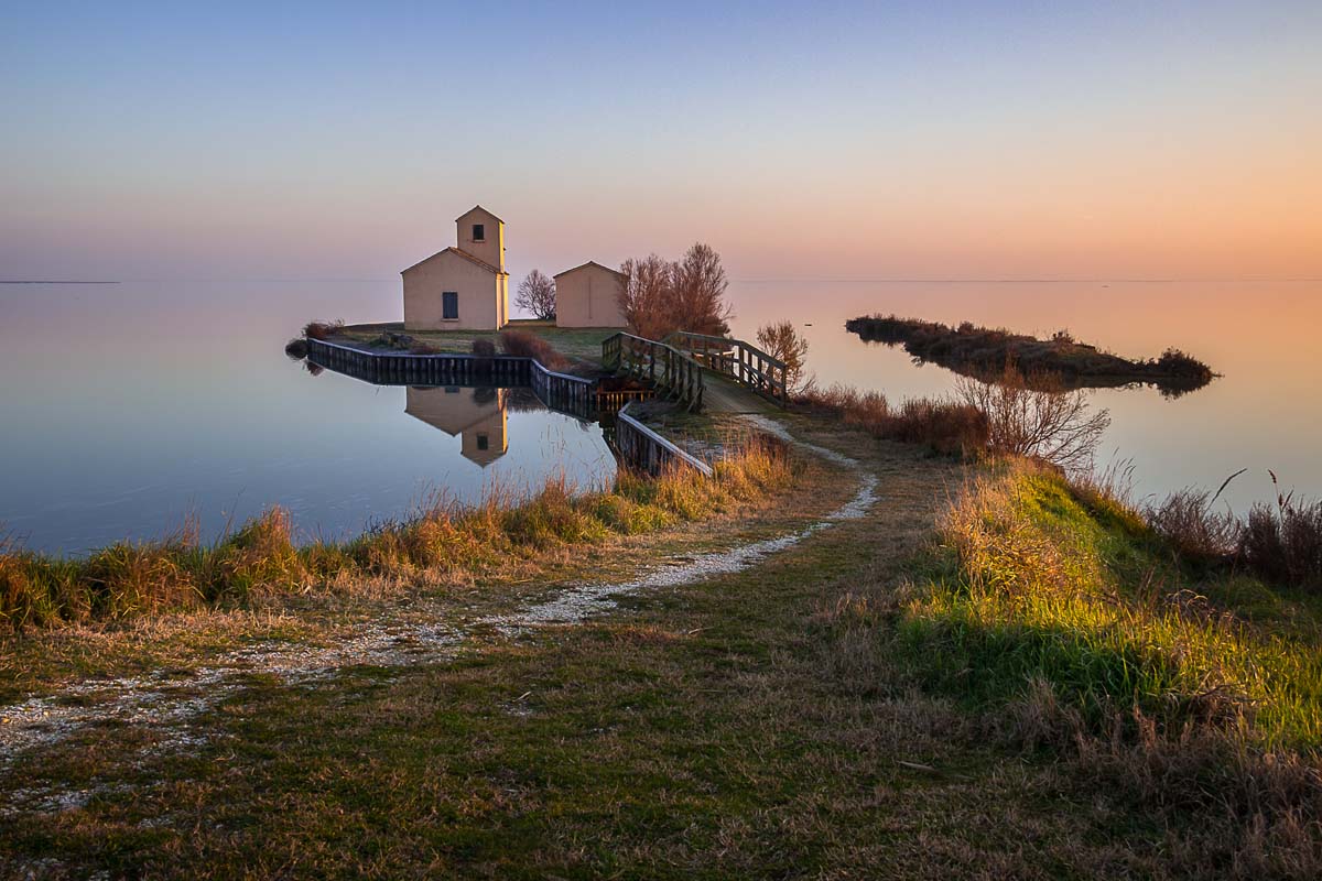 (Daniela Mencobello, Sospeso tra acqua e cielo, Casone Donnabona al tramonto)