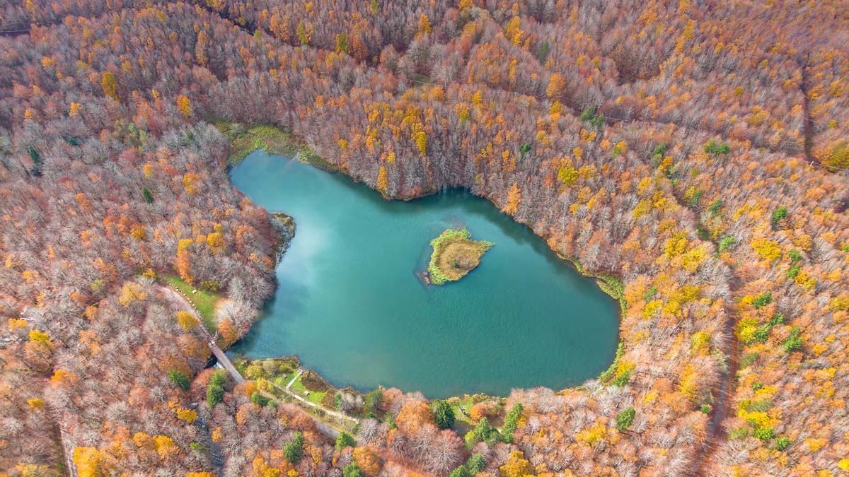 (Emanuele Caleffi, L’algido lago avvolto nel caldo foliage)