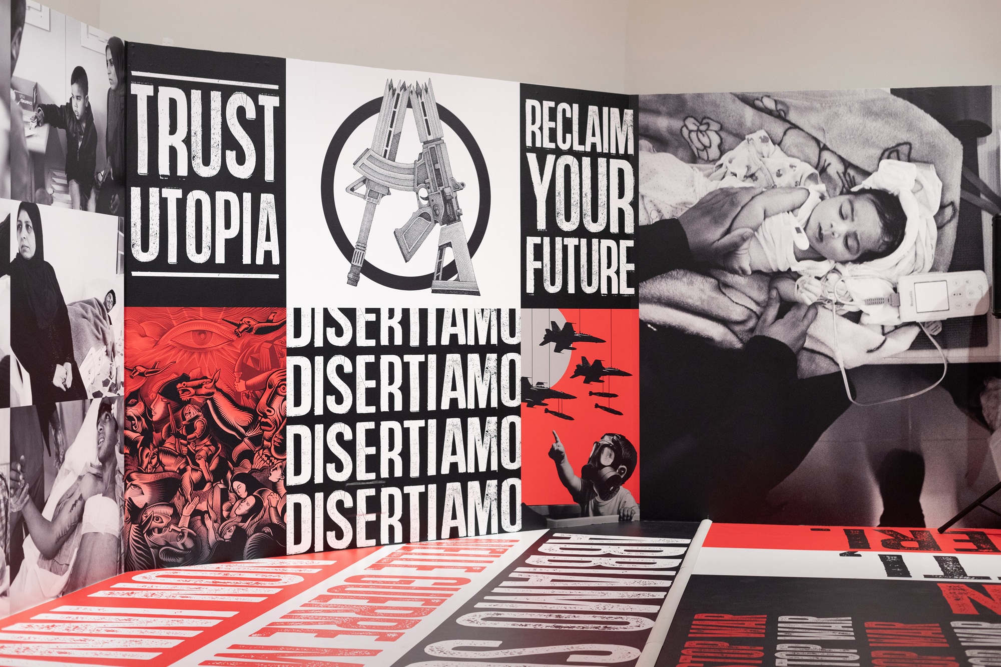 Un particolare della mostra “Contro la guerra. Sguardi e immaginari” nell’allestimento proposto nel Palazzo delle Esposizioni a Roma (foto di Alessandra Book - Archivio Emergency)