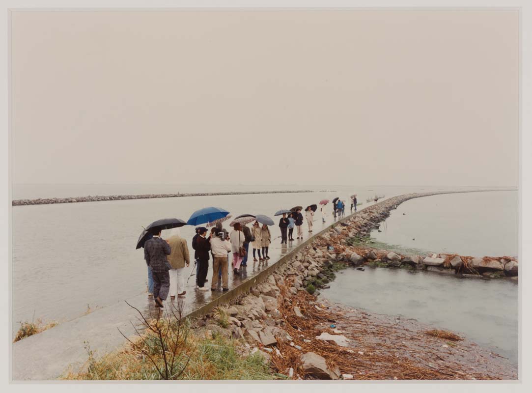 Luigi Ghirri, dalla serie Blu infinito, 1991. Stampa coeva Arrigo Ghi. Collezioni private in deposito presso MARV | Museo d'Arte Rubini Vesin, Gradara / Rete Museale Marche Nord