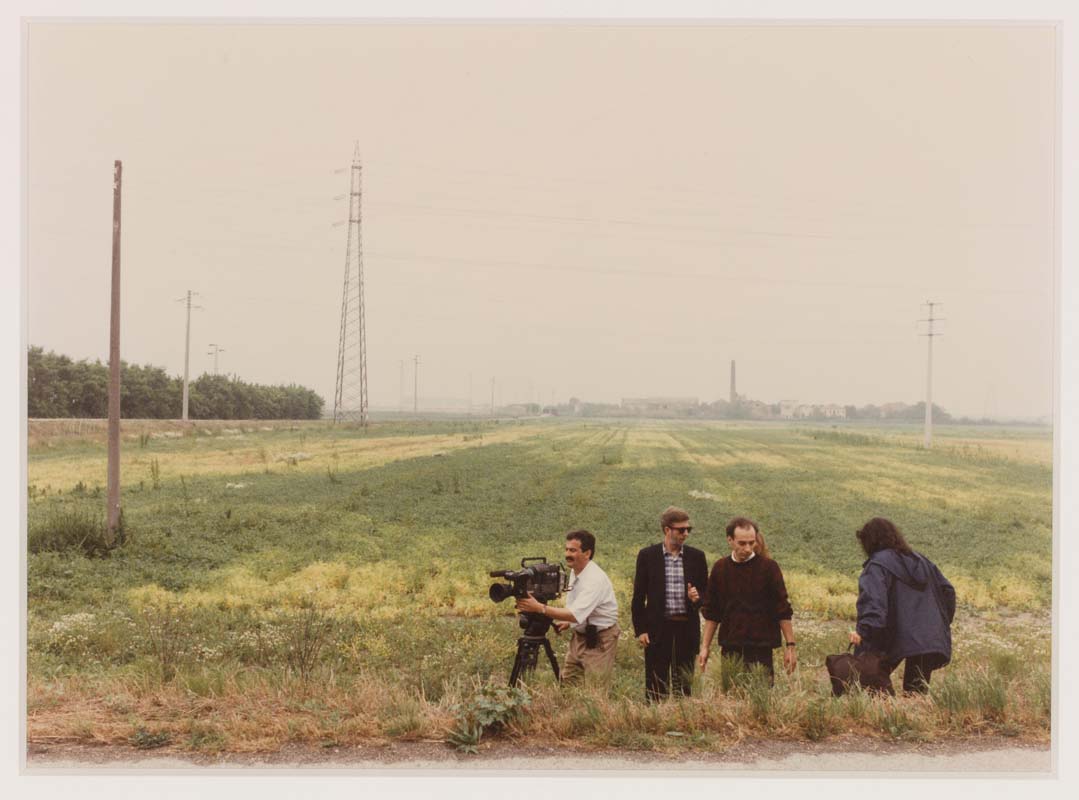 (Luigi Ghirri, dalla serie Blu infinito, 1991. Stampa coeva Arrigo Ghi. Collezioni private in deposito presso MARV | Museo d'Arte Rubini Vesin, Gradara / Rete Museale Marche Nord)