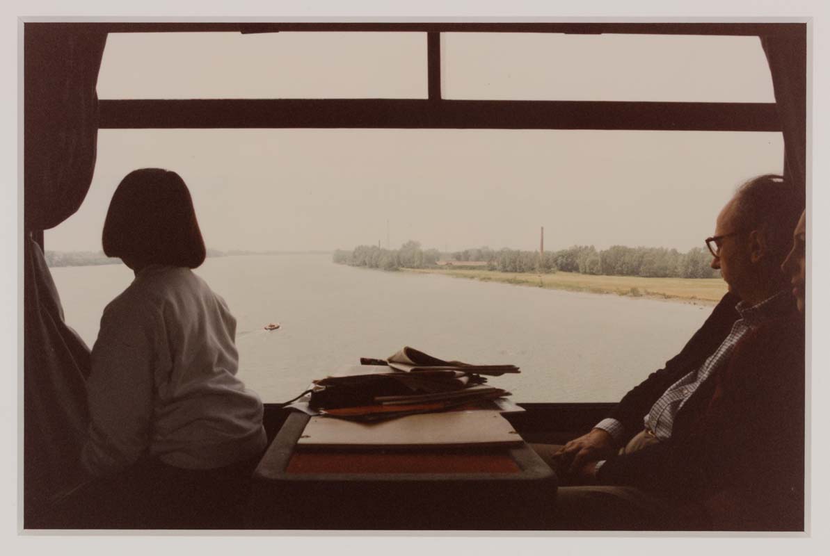 (Luigi Ghirri, dalla serie Blu infinito, 1991. Stampa coeva Arrigo Ghi. Collezioni private in deposito presso MARV | Museo d'Arte Rubini Vesin, Gradara / Rete Museale Marche Nord)