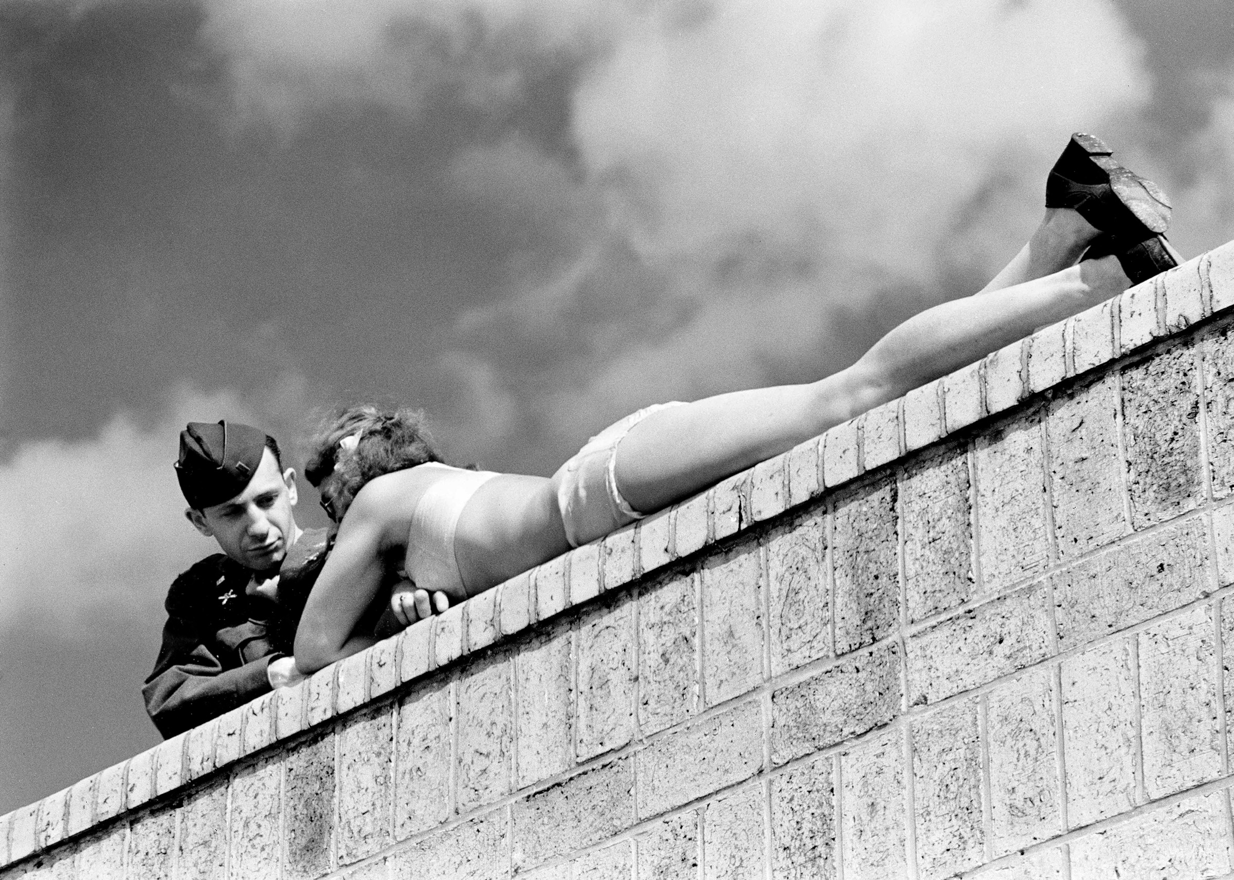 Margaret Bourke-White, Soldato americano chiacchiera con una ragazza tedesca che prende il sole nella Berlino del dopoguerra. Germania, 1945. Margaret Bourke-White/The LIFE Picture Collection/Shutterstock