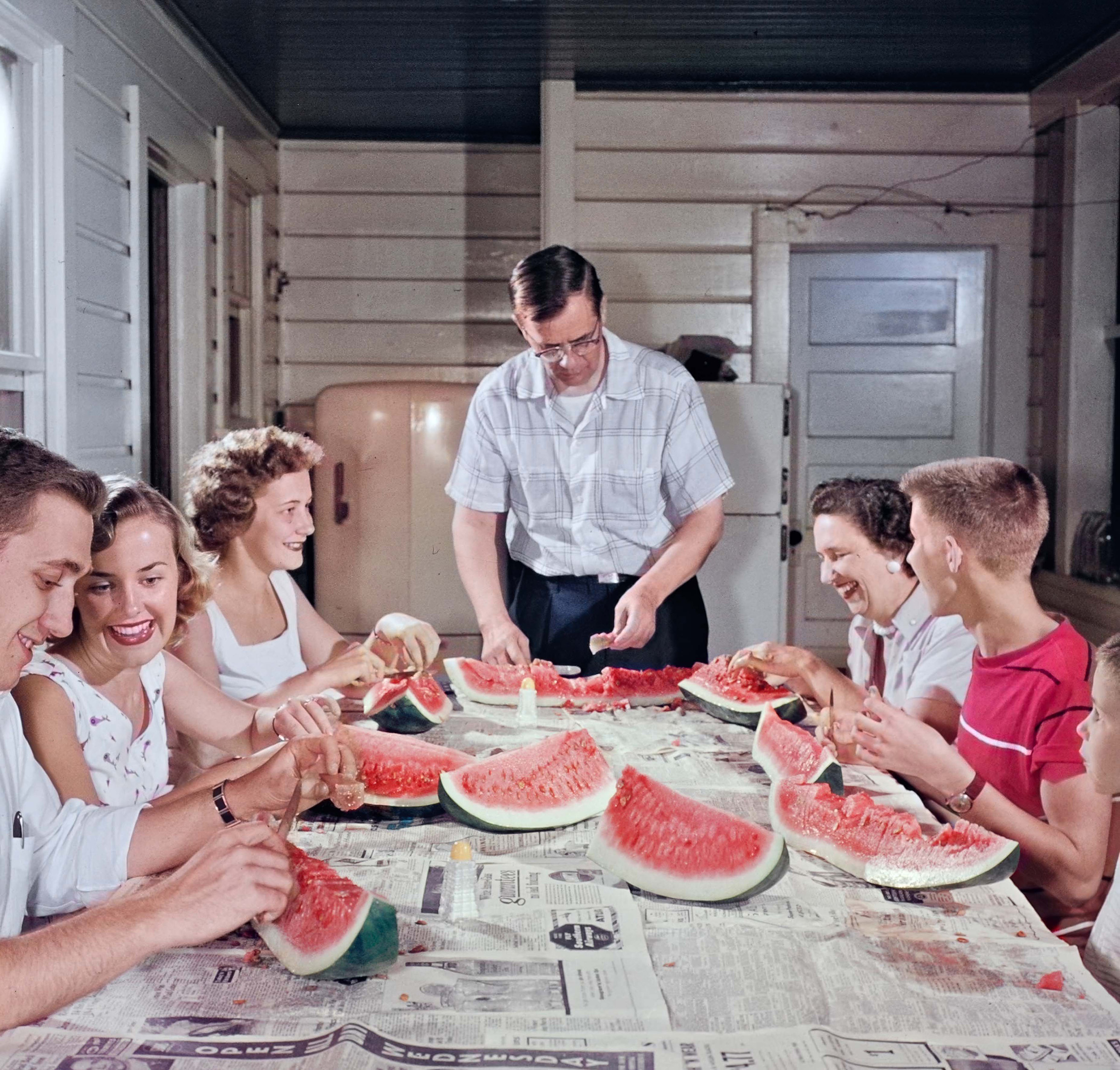 Margaret Bourke-White, Una famiglia condivide una risata mentre taglia fette di anguria su un tavolo da cucina coperto di giornali. La foto è stata scattata per un servizio di fotogiornalismo, intitolato “Separate and Unequal”, sulla disuguaglianza razziale e le strutture segregate a Greenville.
Greenville, Carolina del Sud, 1956. Margaret Bourke-White/The LIFE Picture Colletion/Shutterstock
