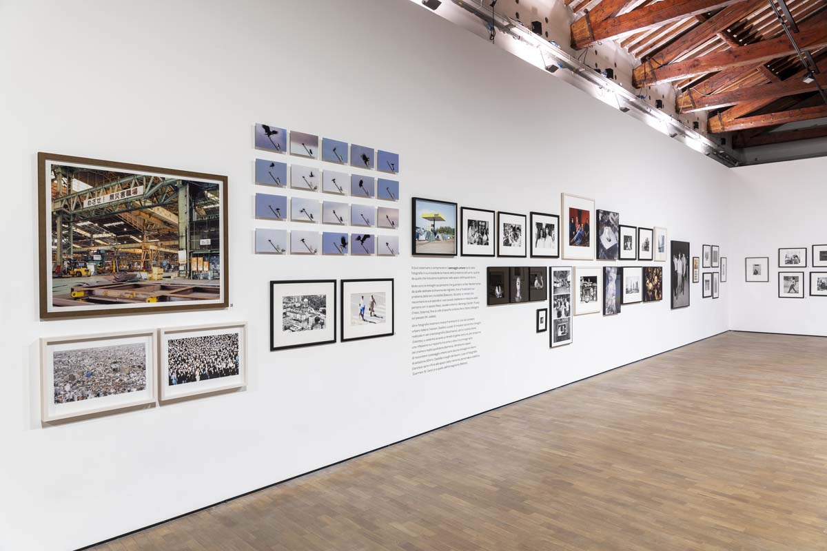 (nella foto: allestimento della mostra, foto di Rolando Paolo Guerzoni)