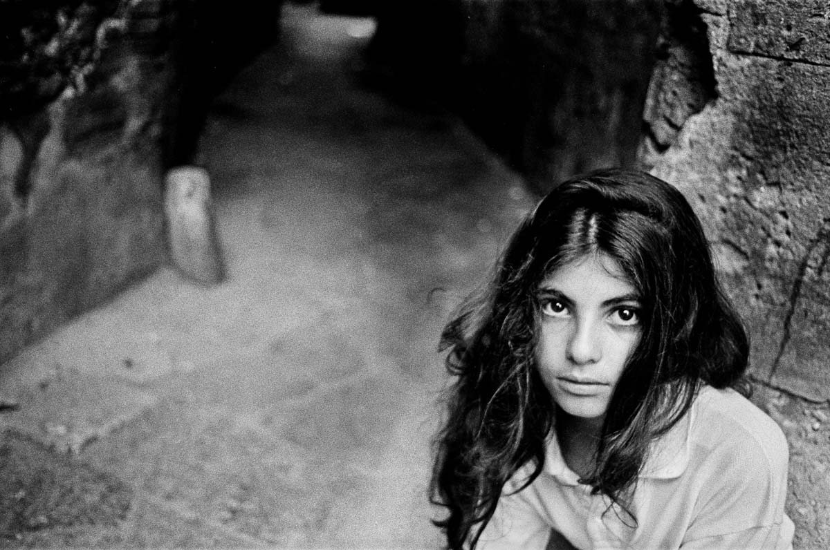 Letizia Battaglia, 
Via Calderai, Palermo, 1991 © Archivio Letizia Battaglia