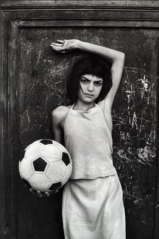 Letizia Battaglia, 
Quartiere Cala. La bambina con il pallone, Palermo, 1980 
© Archivio Letizia Battaglia