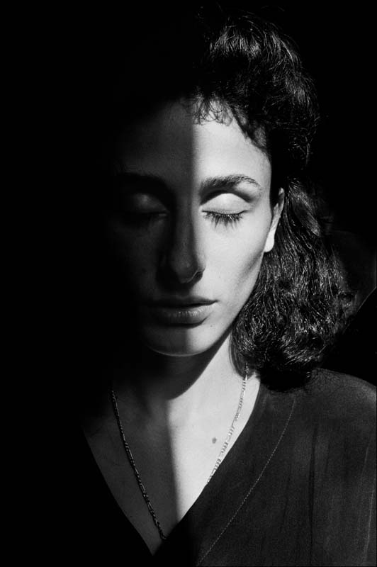 Letizia Battaglia 
Rosaria Schifani, vedova dell'agente di scorta Vito, ucciso insieme al giudice Giovanni Falcone, Francesca Morvillo e i
suoi colleghi Antonio Montinaro e Rocco Dicillo. Palermo, 1992 © Archivio Letizia Battaglia