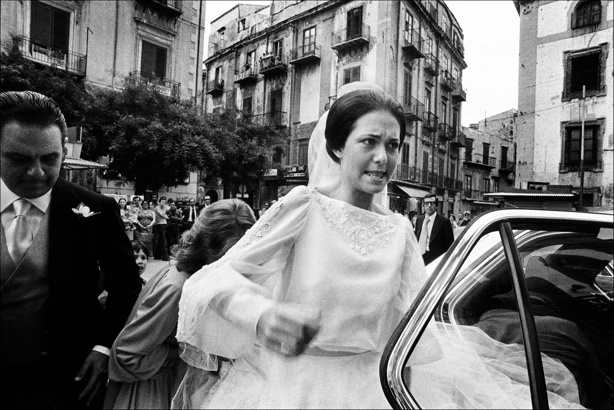 Letizia Battaglia, 
Casa Professa. La sposa ricca inciampa sul velo. 
Palermo, 1980