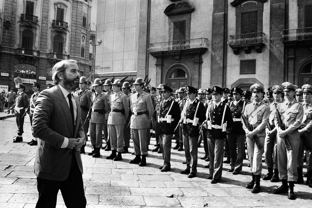 Letizia Battaglia, 
Il giudice Giovanni Falcone ai funerali del Generale Carlo Alberto 
Dalla Chiesa, ucciso dalla mafia. Palermo, 1982 © Archivio Letizia Battaglia
