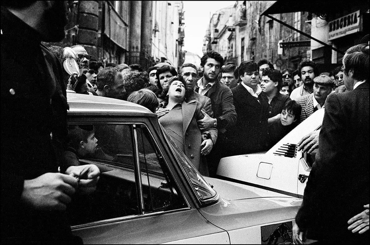 Letizia Battaglia, 
Boris Giuliano, capo della Squadra Mobile, sul luogo di un omicidio a Piazza del Carmine. Palermo, 1978 
© Archivio Letizia Battaglia