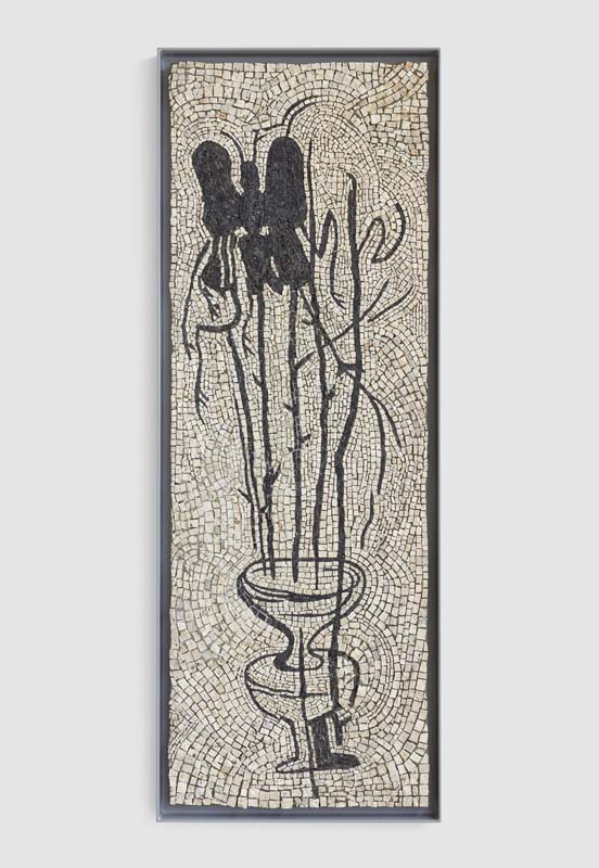 Evgeny Antufiev, Luce che proietta ombra, Untitled, 2026. Mosaico, 126 x 46,6 x 4 cm. Courtesy l’artista, z2o Sara Zanin (Roma) ed Emalin (Londra). Foto di Carlo Favero