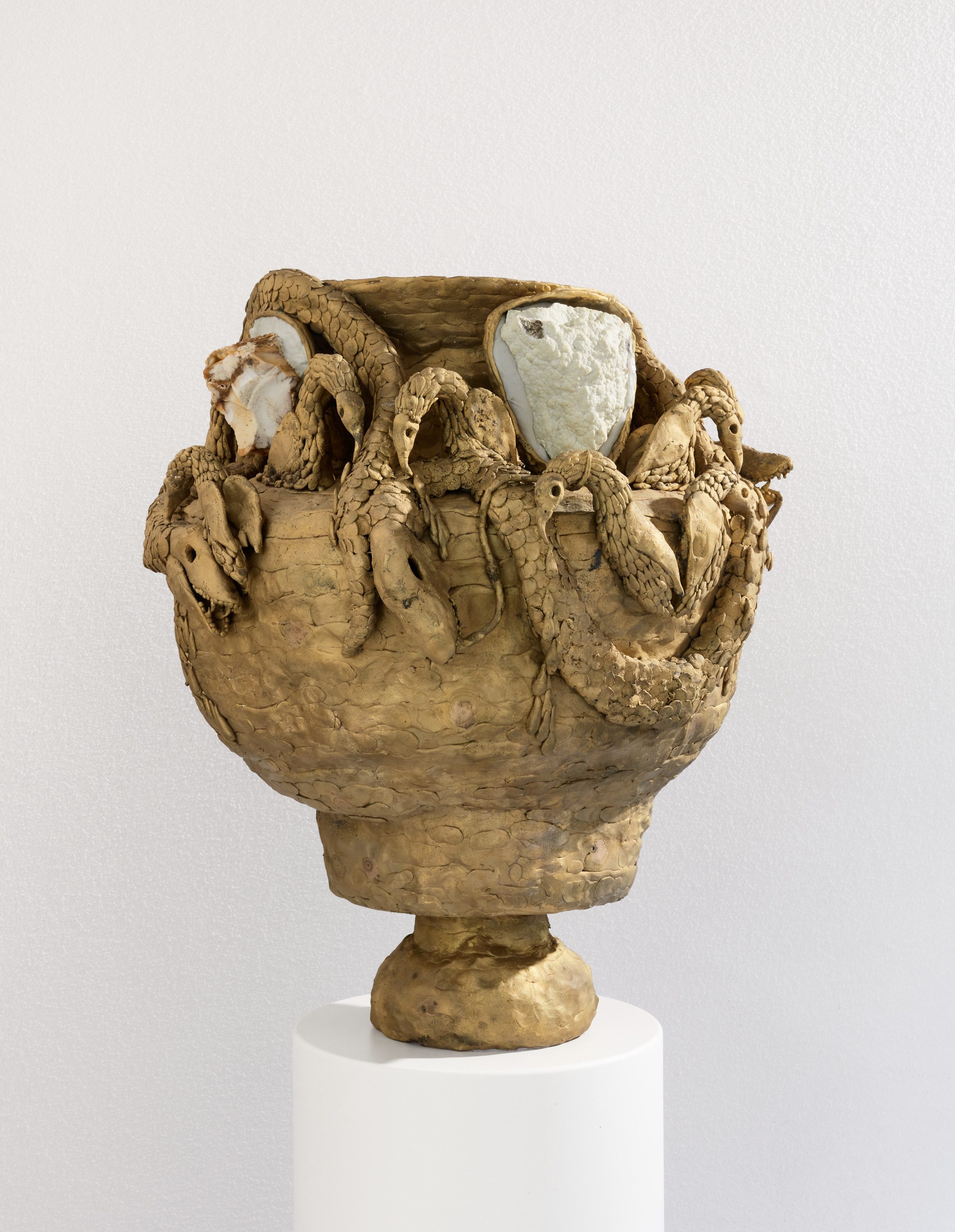 (Evgeny Antufiev, Luce che proietta ombra, Untitled, 2026, Bronzo, 40 x 30 x 30 cm. Courtesy l’artista, z2o Sara Zanin (Roma) ed Emalin (Londra). Foto di Carlo Favero)