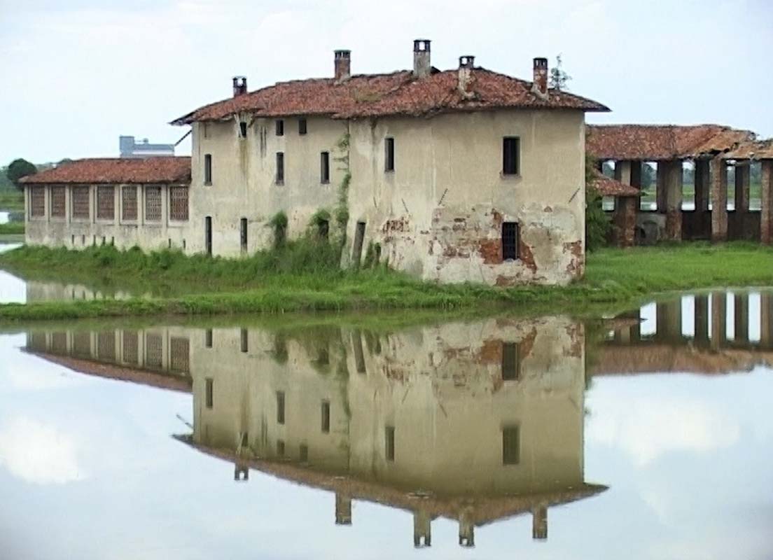 Gianni Celati Case sparse. Visioni di case che crollano, 2003. Film still. Courtesy Archivio Pierrot e la rosa