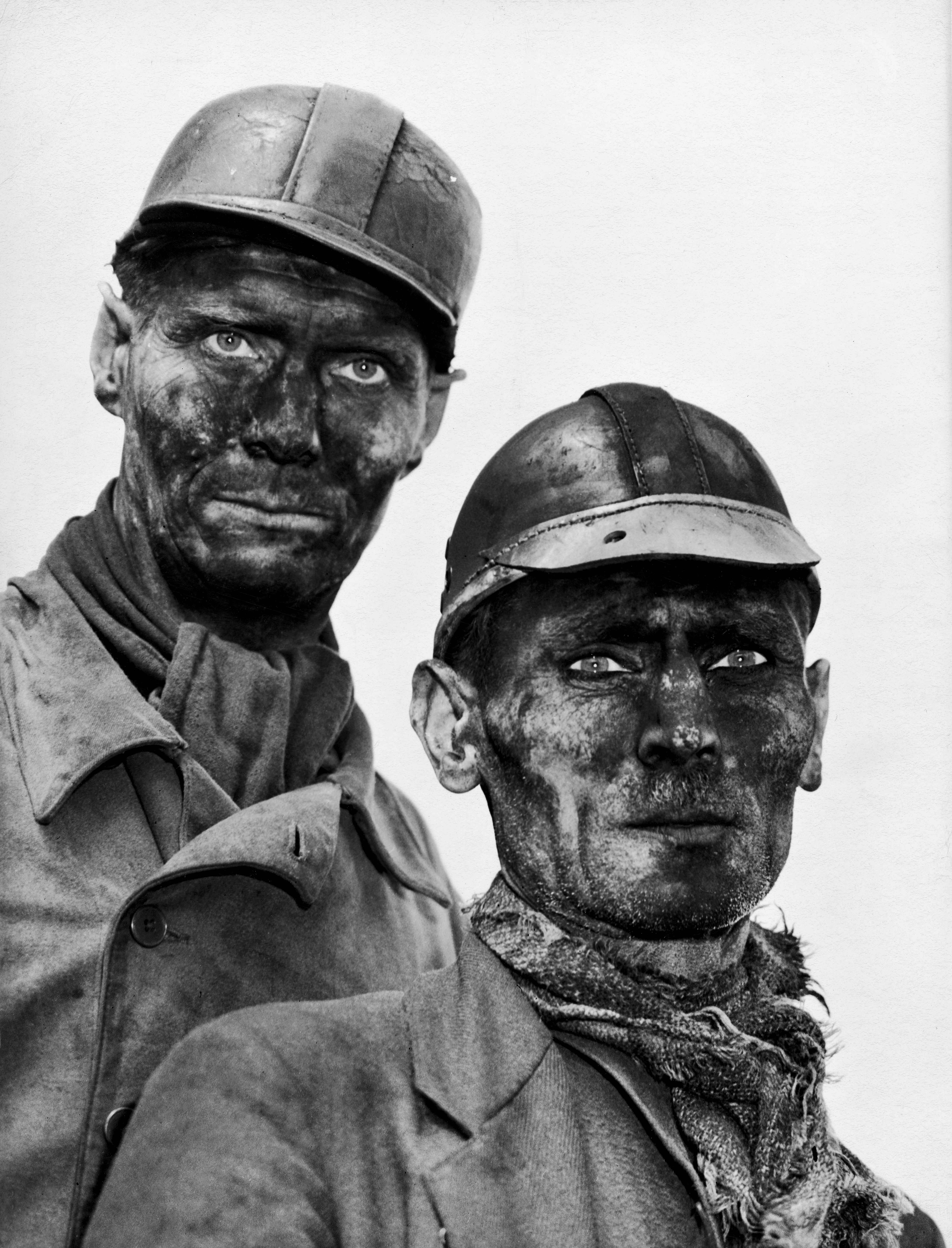 Margaret Bourke-White, Due minatori tedeschi dal volto truce in posa risoluta all’esterno della miniera di carbone dove lavorano con la speranza che la gestione postbellica non cancelli i loro posti di lavoro, Regione della Ruhr, Germania, 1945 circa. Margaret Bourke-White/The LIFE Picture Collection/Shutterstock