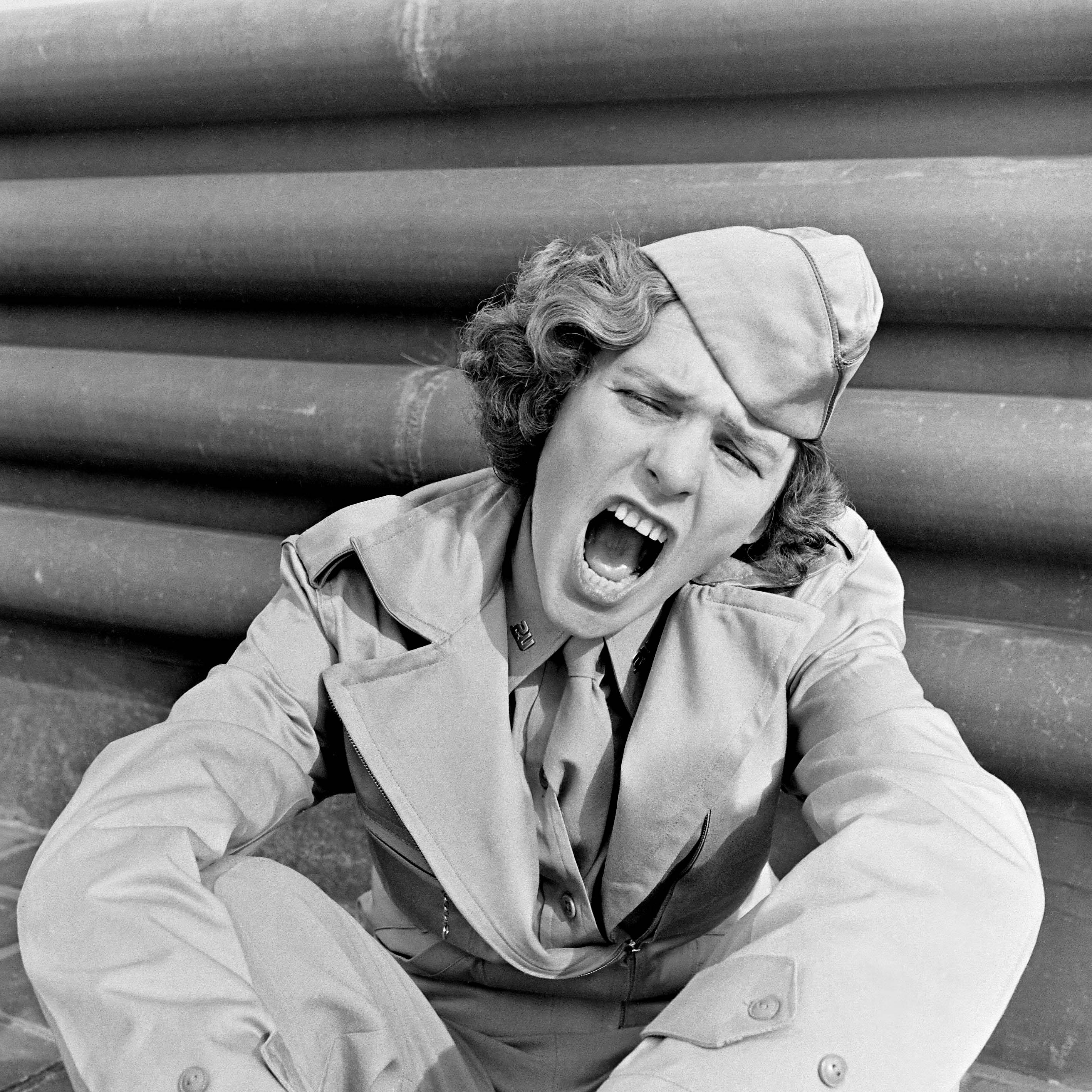 Alfred Eisenstaedt, La fotografa della rivista Life, Margaret Bourke-White, urla da seduta, 1943 © Alfred Eisenstaedt/The LIFE Picture Collection