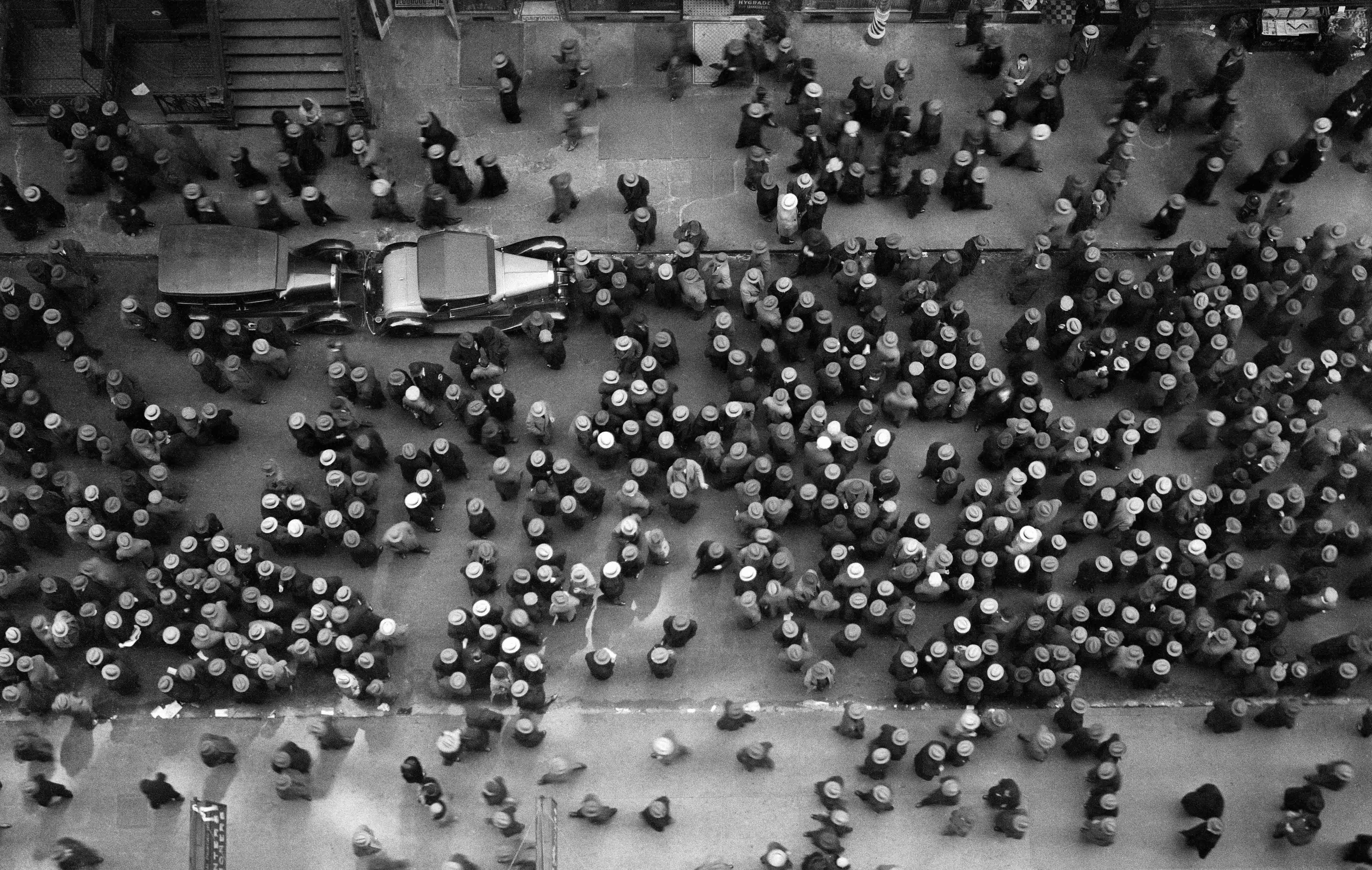 Margaret Bourke-White, Veduta dall’alto di uomini che si aggirano sulla 36° Strada, tra l’8a e la 9a Avenue, nel cuore del Garment District, New York City, 1930. Margaret Bourke-White/The LIFE Picture Collection/Shutterstock