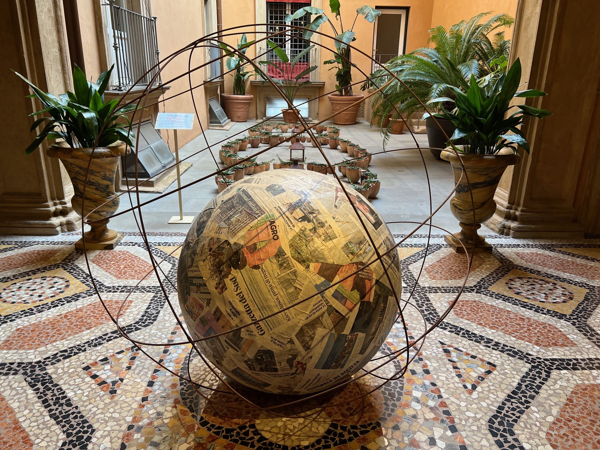 M. Pistoletto, Mappamondo, 1966. Allestimento Loggia Palazzo Boncompagni