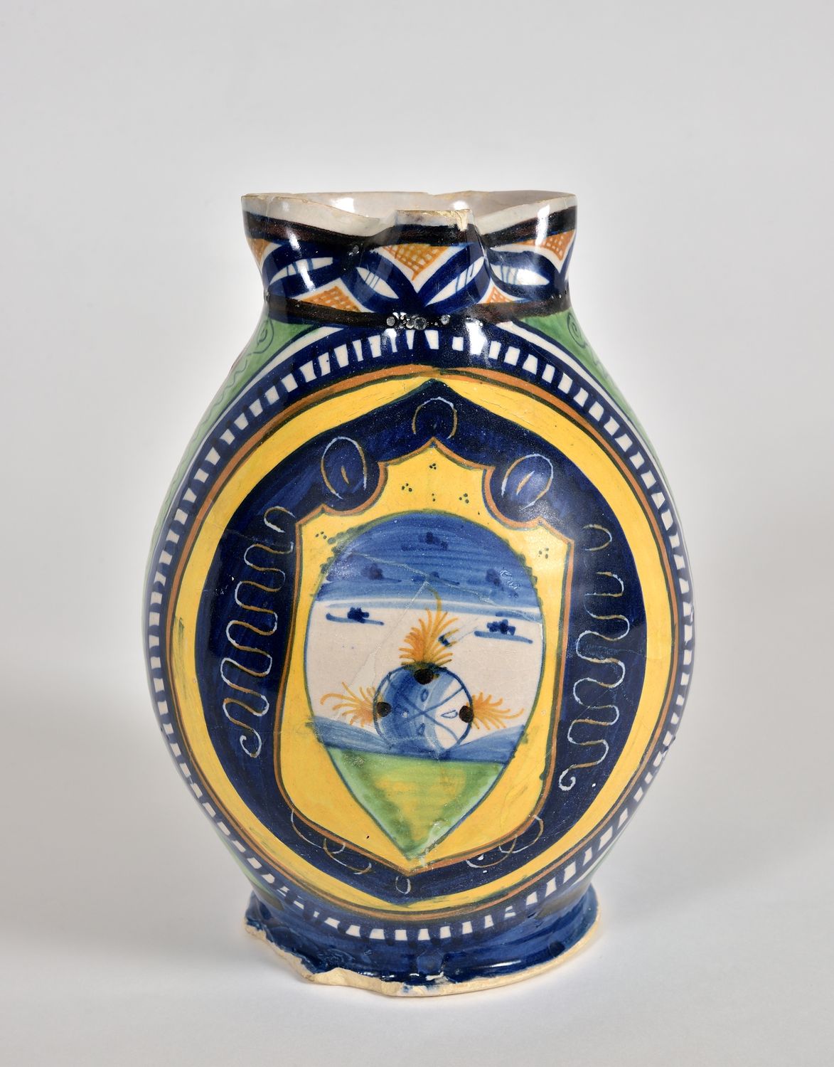 Boccale con “impresa” degli Este: “granata svampante” (maiolica; Faenza, 1525-1530; dono Angiolo Fanfani, 1985; inventario 24903) - foto Museo internazionale delle ceramiche di Faenza