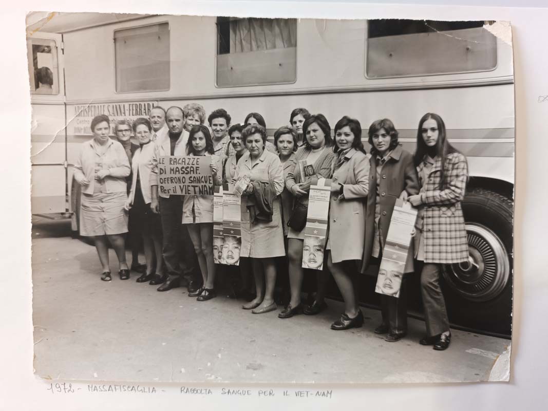 Donazione di sangue per il Vietnam a Massafiscaglia (Ferrara), 1972