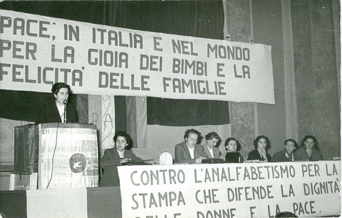 Iniziativa dell'UDI per la pace nel Teatro municipale di Reggio Emilia con Velia Vallini e Nilde Iotti