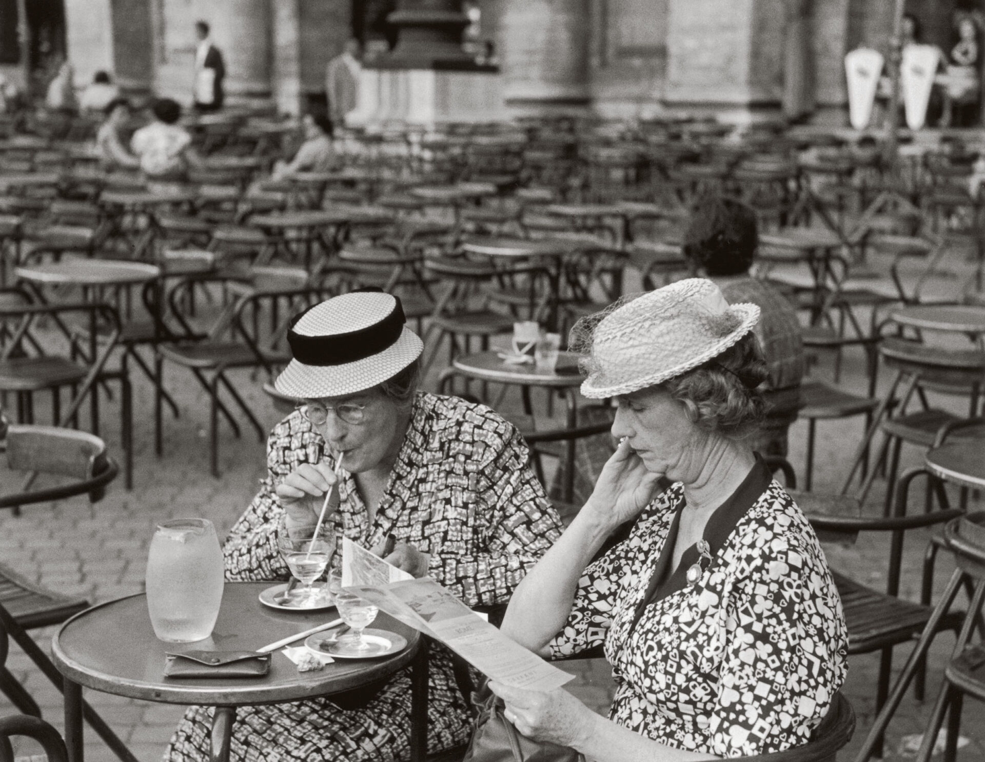 Ruth Orkin, Two American Tourists, Rome, Italy, 1951, Courtesy © Ruth Orkin Photo Archive