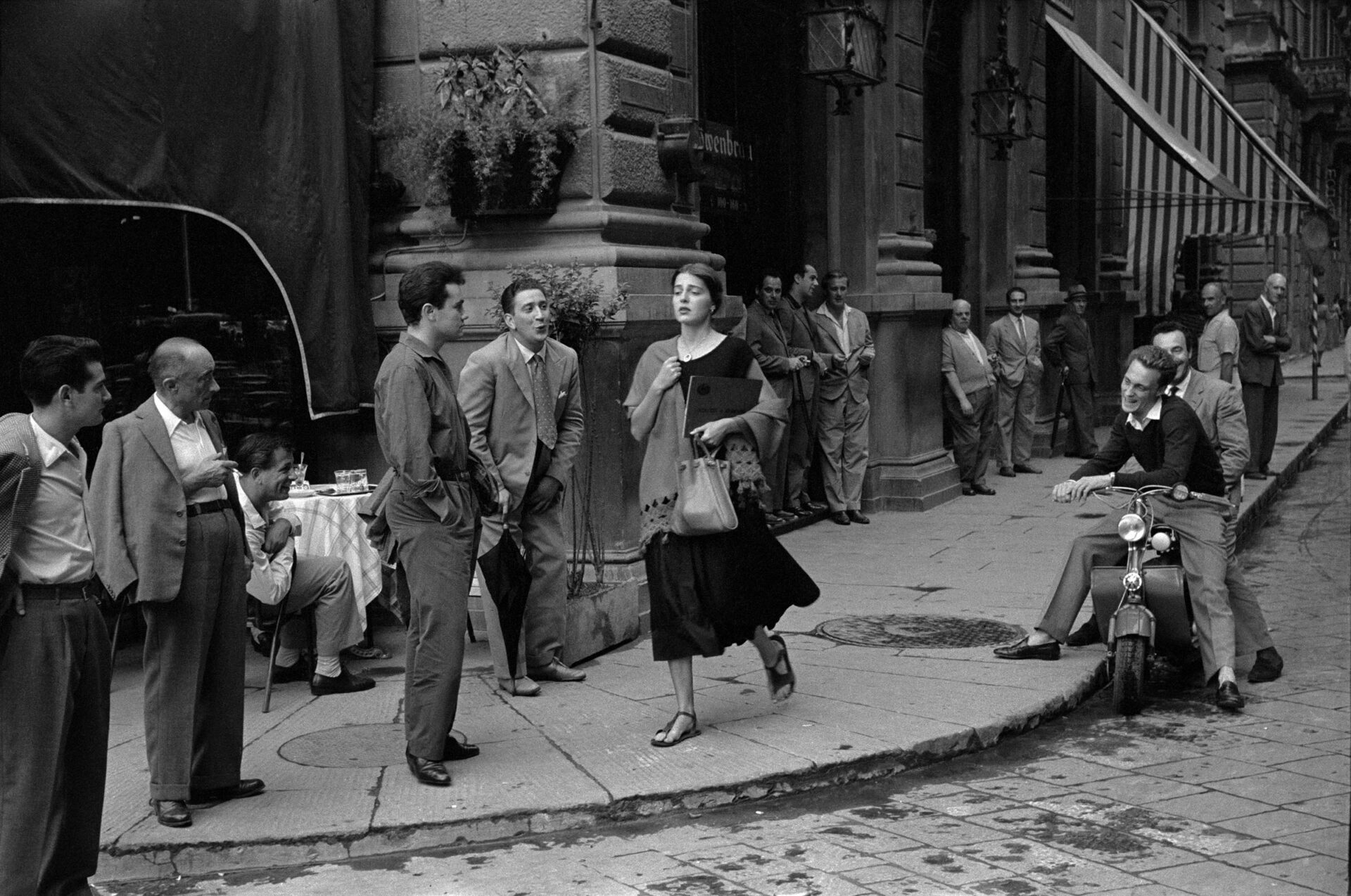 (Ruth Orkin, American Girl in Italy, Florence, Italy, 1951, Courtesy © Ruth Orkin Photo Archive)