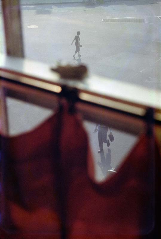 (Red Curtain, 1956, 
©Saul Leiter Foundation)