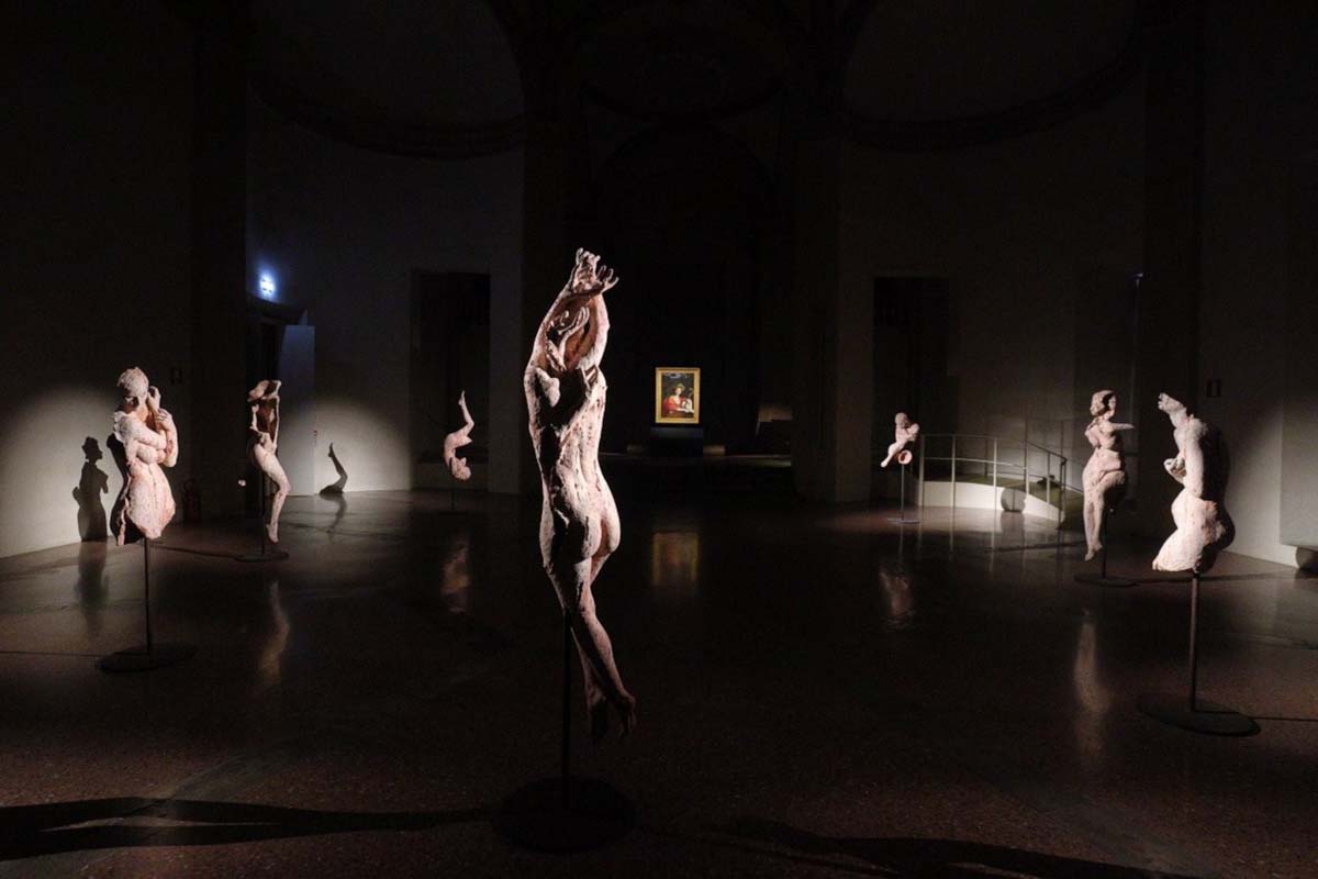 il cuore dell’allestimento e fulcro di un dialogo temporale “serrato” con la contemporaneità, grazie alla presenza di otto sculture sibilline dell'artista piacentino Christian Zucconi.