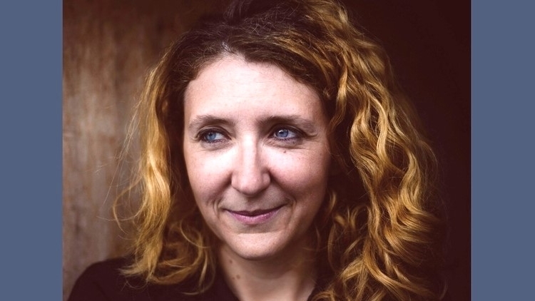 Primo piano della poetessa Azzurra D'Agostino