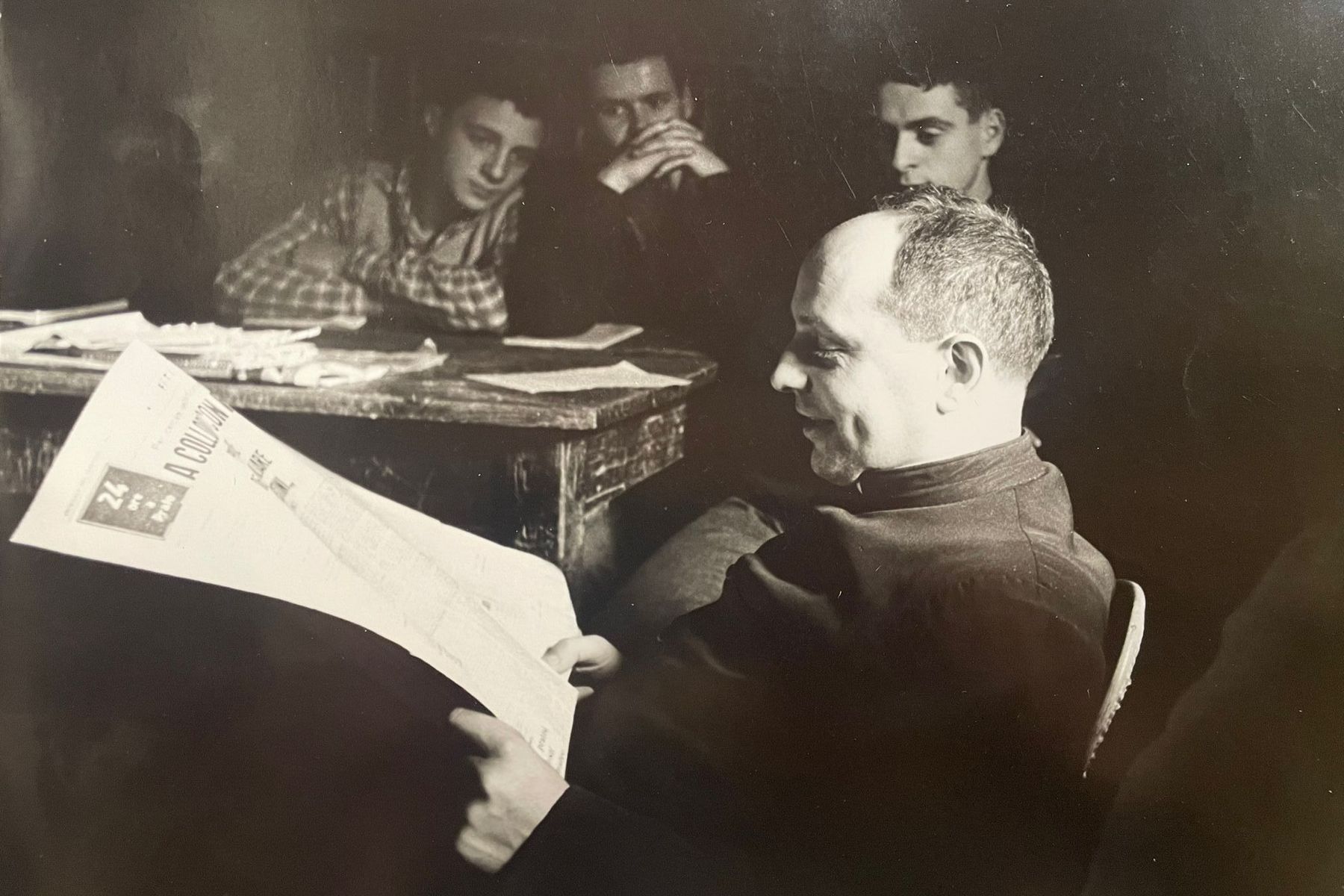 Don Lorenzo Milani e alcuni allievi della scuola di Barbiana - fotografia di Oliviero Toscani (Archivio della Fondazione per le scienze religiose, Bologna - Fondo Lorenzo Milani)