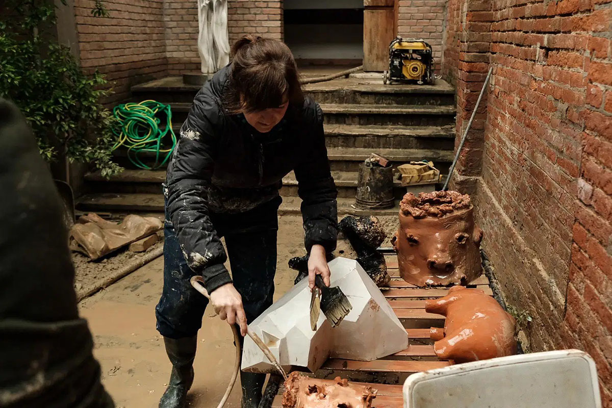 Museo Carlo Zauli, pulizia post alluvione, foto di Lucia Borghi